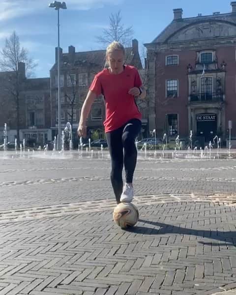 セレーナ・ピークのインスタグラム：「Throwing in some fun after each workout to keep my mind and mood happy. What are you doing to keep yourself motivated? Let me know! ⚽️ 🏸 🏃🏼‍♀️」