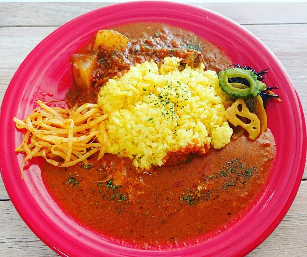 伊勢みずほさんのインスタグラム写真 - (伊勢みずほInstagram)「スパイスカレー✨食べた直後からお腹がぽっかぽかになったよ😌🍀 必ずまた食べたい一皿😋  #スパイスカレー #m85 #スパイス活動 #スパイス #温活 #ぽかぽか #カレー #カレーライス #🍛 #ゴーヤのピクルス #チキンカレー #大根と豚バラカレー #おいしかった😋 #ごちそうさまでした #カレー部 #新潟 #新潟ランチ #新潟グルメ #新潟カレー #辛め #スパイスウォーター #伊勢みずほ #感謝」3月26日 18時56分 - isemizuhoo