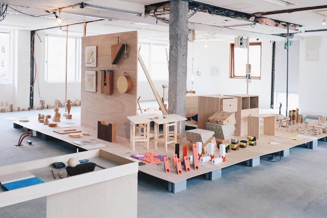 naoko tawaraのインスタグラム：「@graf.studio で開催中の"TROPE HACKS EXHIBITION"に。 "TROPE"は、決められた用途や役割はなく、その機能を使い手のアイデアで見出すプロダクトシリーズ。  今回の展示は、建築家、木工家、デザイナーなどさまざまなジャンルの専門家とともに行われた実験と、そこから新たにプロダクトアウトされたTROPEたちが並んでました。 こういうかんじ、とてもgrafらしくてうれしい。 なかなか表にでてこないけど、grafのこういうリサーチや実験に惹かれるなぁ。 キャプションを読んで「なるほど」と思ったり、手に取りながら、あーだ、こーだスタッフの子と話したり。 チューリップのことを考えたり。 次のTROPEはどうなるかな。楽しみ。 展示は今週末29日まで。  TROPE 4.0 EXHIBITION﻿ TROPE HACKS, in Making﻿ 2020年3月20日(金・祝) - 3月29日(日)﻿ 11:30 - 17:00：営業時間短縮中 ﻿ graf studio 2F (大阪市北区中之島4-1-9)﻿ 定休日：3月23日(月)・24日(火)﻿ 入場料無料﻿ 06-6459-2100﻿ ﻿ HACKERS﻿ dot architects / 建築ユニット﻿ 川合優 / 木工家﻿ カワイハルナ / アーティスト﻿ 関西大学 SABRG / 身体論研究グループ﻿ UMA/design farm / アートディレクター・デザイナー﻿ 鞍田崇 / 哲学者﻿  #TROPE #TROPEHACKS #トロープ #道具 #furniture #tools #graf #grafstudio #graflabo #tropeinmaking #exhibition #process #prototype #processing #art」