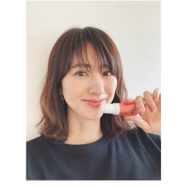 前田ゆかさんのインスタグラム写真 - (前田ゆかInstagram)「ゼラニウムとベルガモット、 サンダルウッドやシダーウッドが 大人の女性の爽やかなエレガントさを イメージしてる！！ こちらリップに見えますがスティックタイプの練り香水なのです✨  香りで爽やかに特別な癒し効果✨  #hacci #パフュームヴェール #練り香水 #レディ  #おこもりデイ  #現実を受け止めて #maeyukabeauty #前田ゆか」3月26日 18時50分 - maeyuka