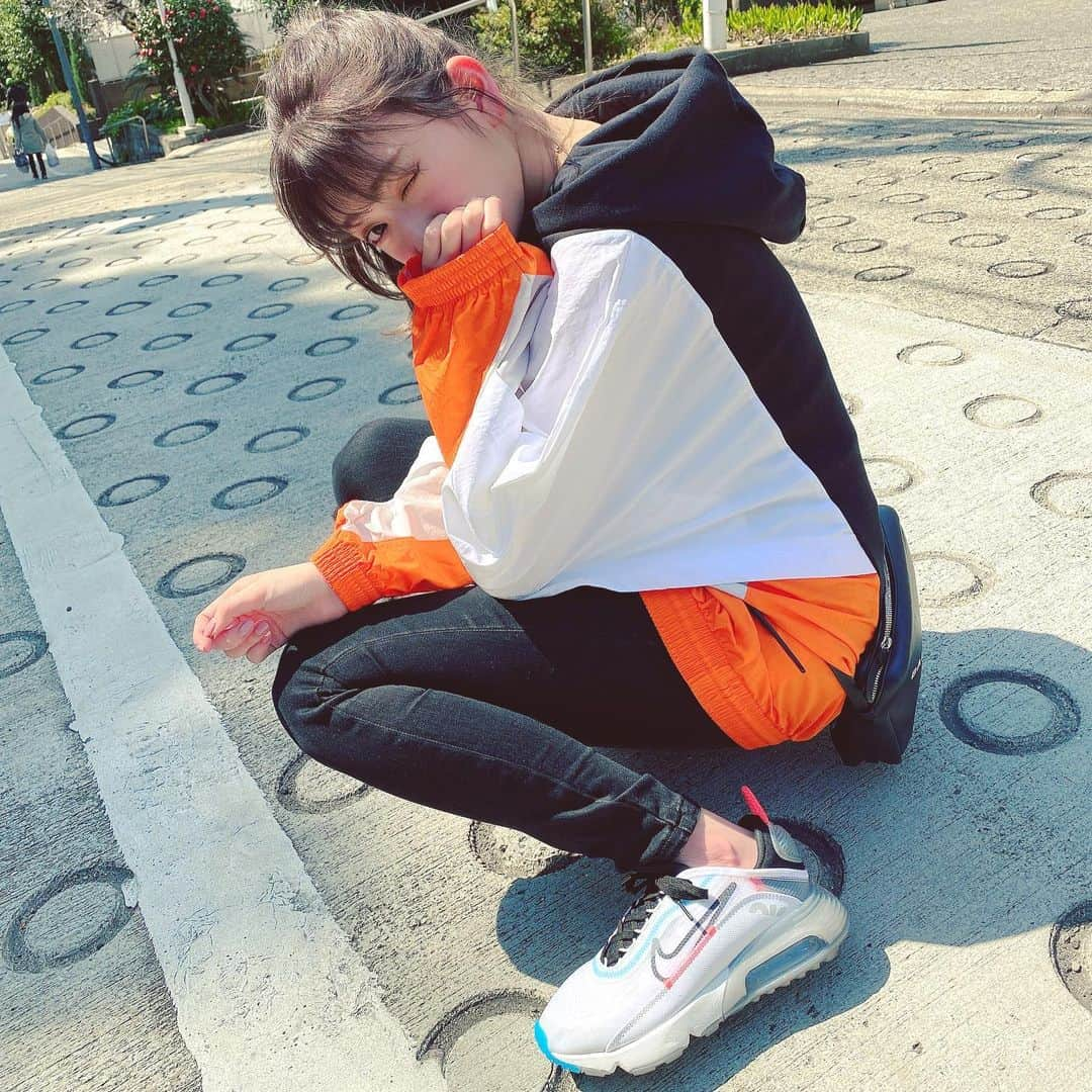 吉田朱里さんのインスタグラム写真 - (吉田朱里Instagram)「NIKE AIR MAX 2090 . 今日3/26 は  AIR MAX DAY 👟💙 . 最近は #Queentet ✖︎ABC-MART GRAND STAGE さんとのコラボ企画やYouTubeでも たくさん履かせて頂いてる #nike さんの #airmax 🤍🤍 . 歩きやすいから最近は スニーカーに合わせてコーデ することも増えました🤍🤍 . ちなみにパーカーもNIKE🧡🧡 オレンジなんて珍しい🍊 スニーカーに合わせて選んだよ！ . #airmax #airmaxday #abcgs #nike  #fashion」3月26日 18時54分 - _yoshida_akari