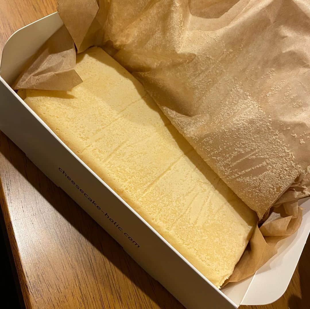 里美ゆりあのインスタグラム：「美味しいチーズケーキ頂きました(*ᴗˬᴗ) とても濃厚でフワフワしてて美味しい(๑'ڡ'๑)୨♡ チェックしてみてね💕  #cc中毒 #cheesecakeholic  #チーズケーキ #cheesecake #美味しい #delicious #sweets #スイーツ #dezert  #デザート」