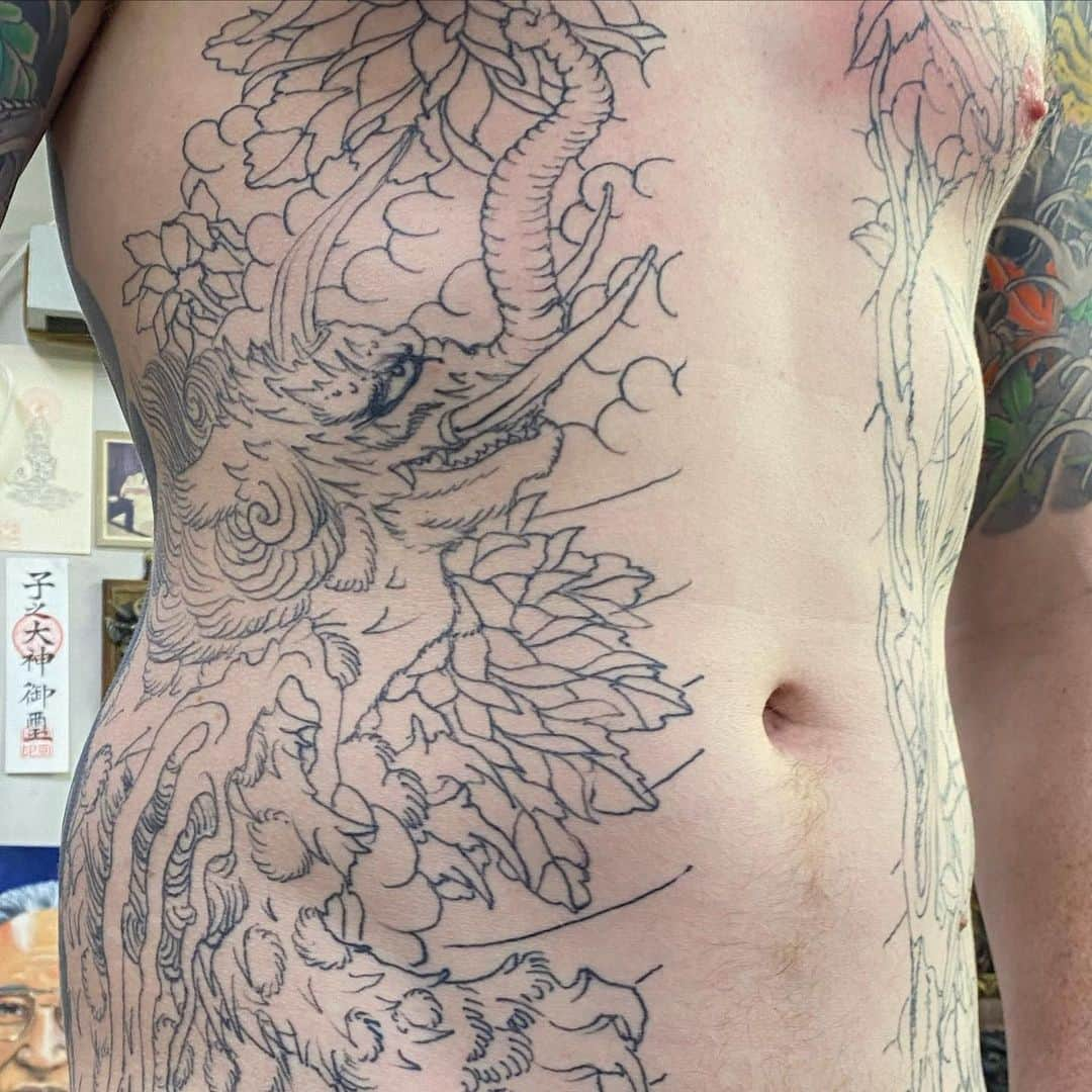 中野義仁さんのインスタグラム写真 - (中野義仁Instagram)「what a kind of animal ⁉️ freehand work ‼️ #H2ocean #H2oceanproteam #officialh2ocean #tattooinstagram  #traditional #animal #kiku #freehand #day by day inspiration  #japan #art #artist #artistmafia #friend #tattoos #tattooing #tattoo #tattoomag  #inK #inkdmag #tattoomagazine #tattoos_of_instagram #memarky  #tattoolifemagazine #tattooenelgy #tattooinstagram #tattoomania #artistmafia #tattoocultur #tattoocomunity #tattooculturmagazine #tattooare  @jessyentattoo @dennis_camsupply @yokohama_tattoo_museum @souryou @kiwamijewelry @horiyoshi3shop @taiwantattooconvention」3月26日 18時58分 - horiyoshi_3