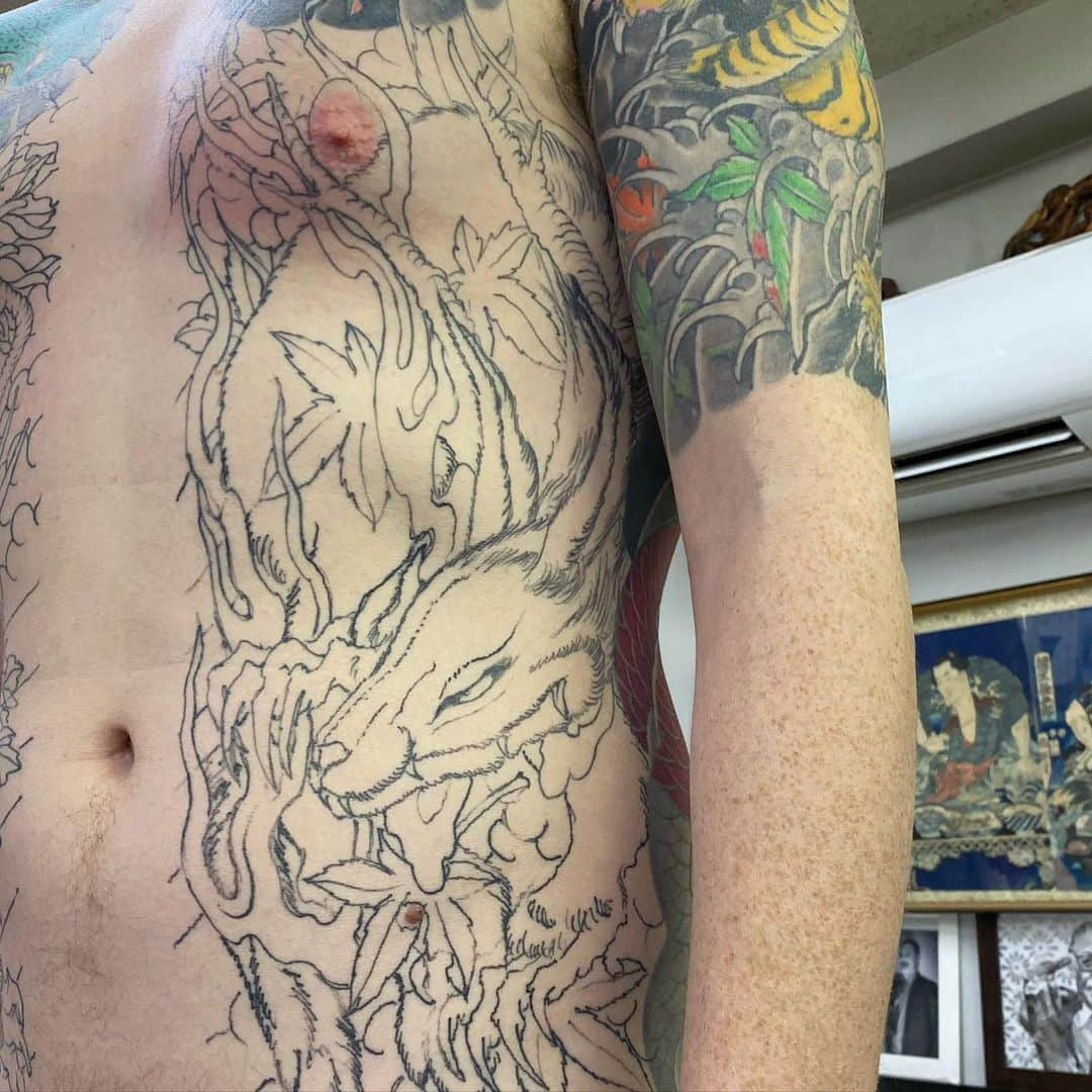 中野義仁さんのインスタグラム写真 - (中野義仁Instagram)「what a kind of animal ⁉️ freehand work ‼️ #H2ocean #H2oceanproteam #officialh2ocean #tattooinstagram  #traditional #animal #kiku #freehand #day by day inspiration  #japan #art #artist #artistmafia #friend #tattoos #tattooing #tattoo #tattoomag  #inK #inkdmag #tattoomagazine #tattoos_of_instagram #memarky  #tattoolifemagazine #tattooenelgy #tattooinstagram #tattoomania #artistmafia #tattoocultur #tattoocomunity #tattooculturmagazine #tattooare  @jessyentattoo @dennis_camsupply @yokohama_tattoo_museum @souryou @kiwamijewelry @horiyoshi3shop @taiwantattooconvention」3月26日 18時58分 - horiyoshi_3