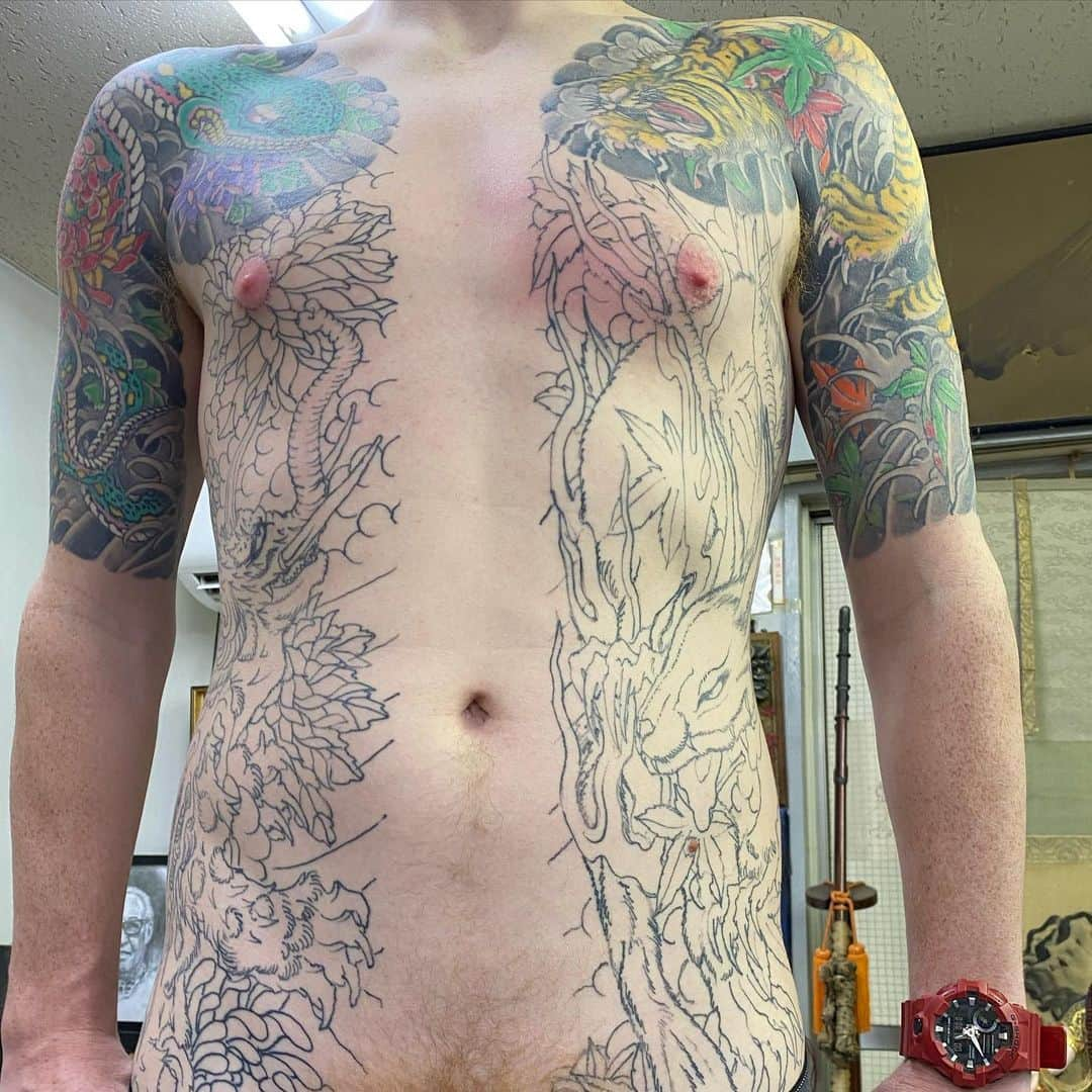 中野義仁さんのインスタグラム写真 - (中野義仁Instagram)「what a kind of animal ⁉️ freehand work ‼️ #H2ocean #H2oceanproteam #officialh2ocean #tattooinstagram  #traditional #animal #kiku #freehand #day by day inspiration  #japan #art #artist #artistmafia #friend #tattoos #tattooing #tattoo #tattoomag  #inK #inkdmag #tattoomagazine #tattoos_of_instagram #memarky  #tattoolifemagazine #tattooenelgy #tattooinstagram #tattoomania #artistmafia #tattoocultur #tattoocomunity #tattooculturmagazine #tattooare  @jessyentattoo @dennis_camsupply @yokohama_tattoo_museum @souryou @kiwamijewelry @horiyoshi3shop @taiwantattooconvention」3月26日 18時58分 - horiyoshi_3