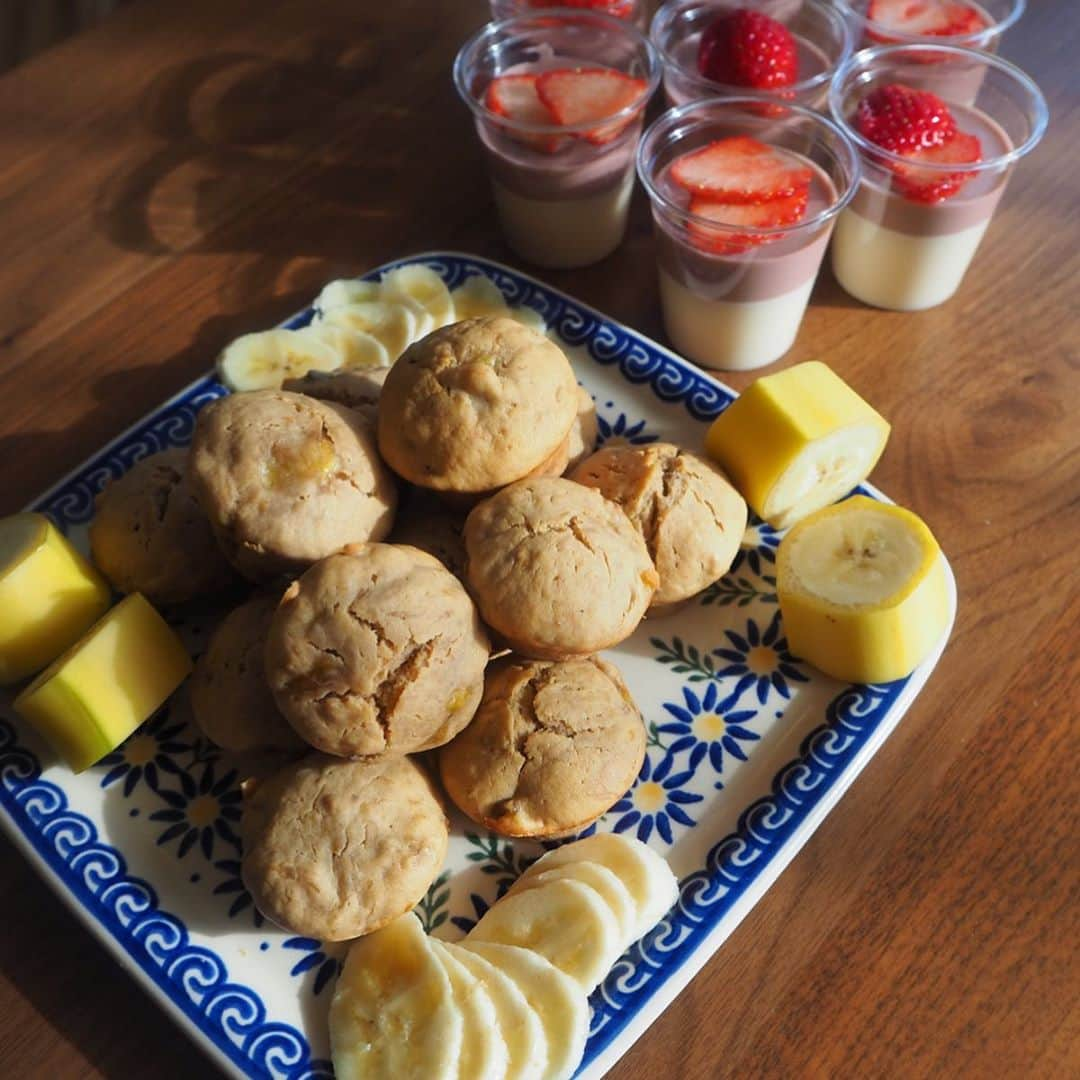 三原勇希さんのインスタグラム写真 - (三原勇希Instagram)「@minayainc とクッキング🍪﻿ #プロテイン を、お菓子に使えるレシピを考案してくれました  バナナ&コーヒーマフィンと、ベリーのブランマンジェ🍓美味しいし簡単でさすが！﻿ ﻿ 使ったプロテインは、#propo のカフェオレ味とミックスベリー味。GOGIRLで練習の前に試飲会を行った模様が @b_and_official の記事になっているのでぜひ活動も見てください♡﻿ ﻿ #植物性プロテイン　#植物性たんぱく質﻿ #えんどう豆由来﻿ #おいしく身体づくり　#プロテインスイーツ﻿ #プロテインレシピ　#ヘルシースイーツ﻿ #プロテイン女子 #ギルトフリー﻿」3月26日 19時03分 - yuukimeehaa