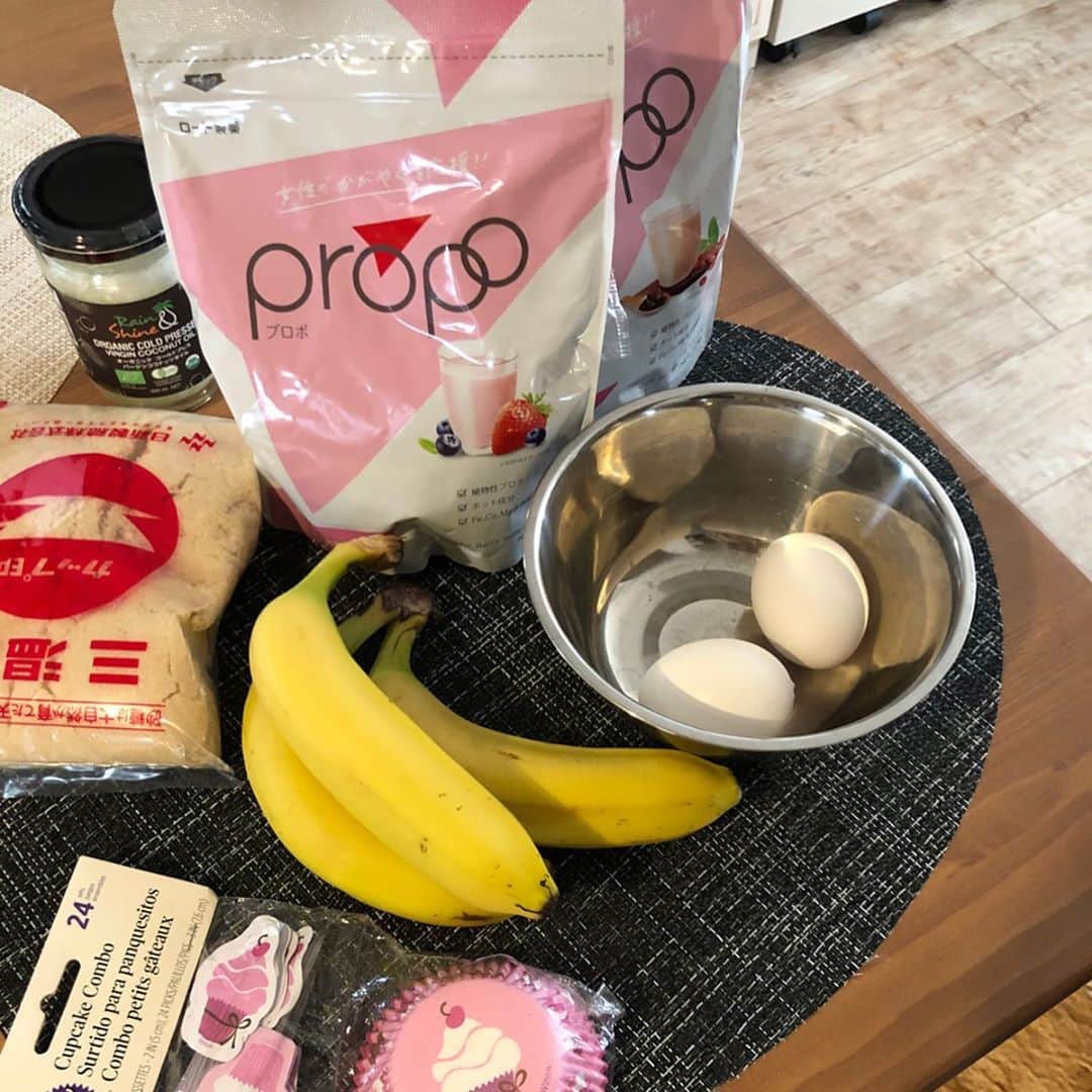 三原勇希さんのインスタグラム写真 - (三原勇希Instagram)「@minayainc とクッキング🍪﻿ #プロテイン を、お菓子に使えるレシピを考案してくれました  バナナ&コーヒーマフィンと、ベリーのブランマンジェ🍓美味しいし簡単でさすが！﻿ ﻿ 使ったプロテインは、#propo のカフェオレ味とミックスベリー味。GOGIRLで練習の前に試飲会を行った模様が @b_and_official の記事になっているのでぜひ活動も見てください♡﻿ ﻿ #植物性プロテイン　#植物性たんぱく質﻿ #えんどう豆由来﻿ #おいしく身体づくり　#プロテインスイーツ﻿ #プロテインレシピ　#ヘルシースイーツ﻿ #プロテイン女子 #ギルトフリー﻿」3月26日 19時03分 - yuukimeehaa