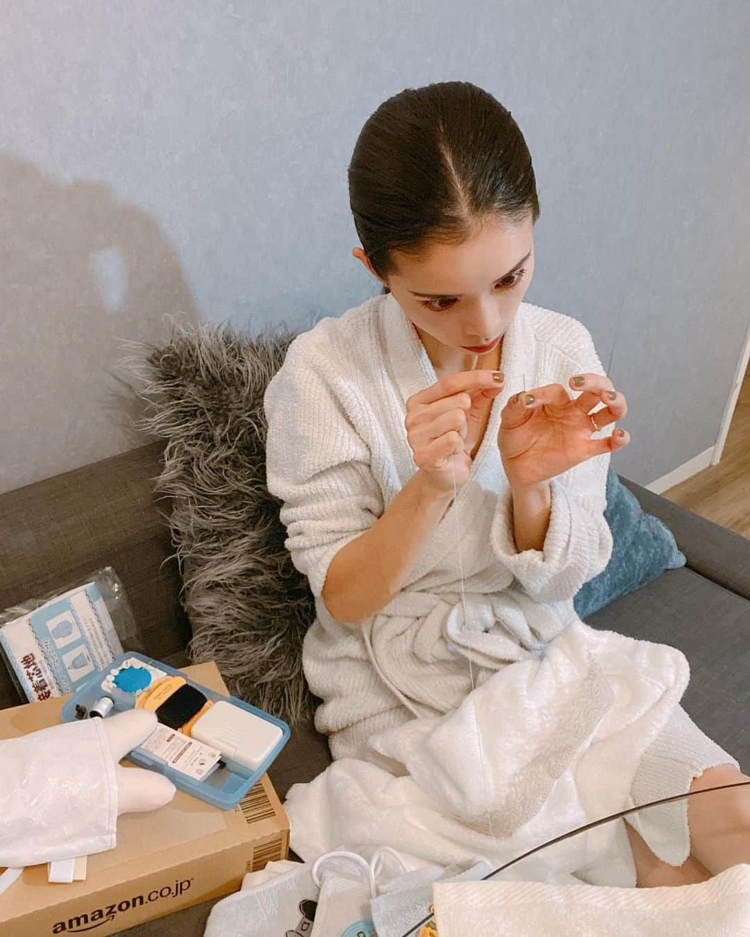 尾崎紗代子さんのインスタグラム写真 - (尾崎紗代子Instagram)「新生活に向けて準備。 まだまだやってます。 子供の入園準備に思っていたよりも苦戦！ あ、あの材料買い忘れた...と思ったら 相変わらずAmazon に頼って 即購入。 Amazon プライムならお急ぎ便も利用できるので これが大助かり。 だって入園までにもうあまり時間がないから。笑 もっと早くから始めてれば良かった〜！ . とは言え割と裁縫は好きな方なので 楽しんでやっています🤗 . いまだに針に糸通すの苦手です。 . #Amazon新生活 #ad」3月26日 19時04分 - osayo_osayo