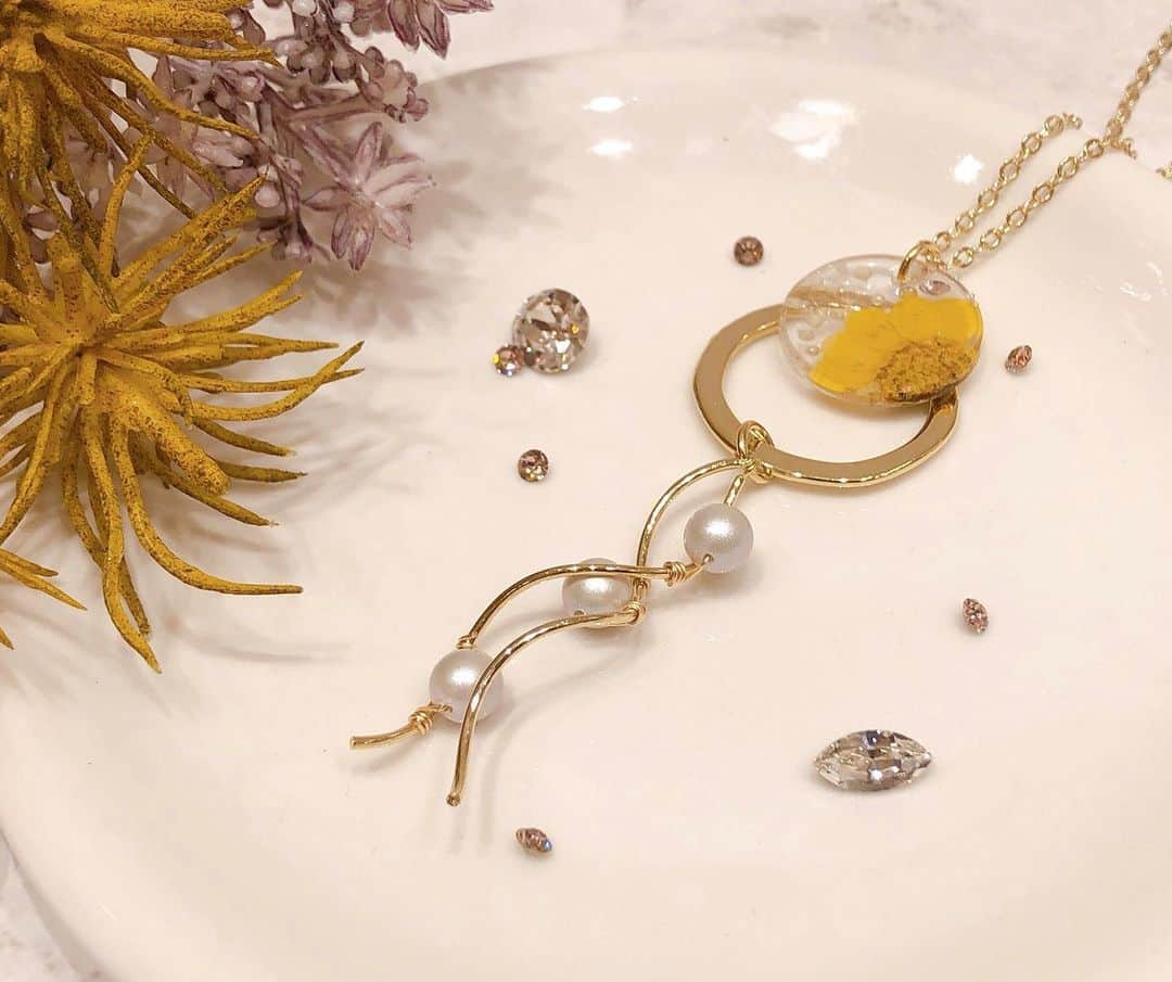 のインスタグラム：「ピオレ姫路店スタッフ作品！♡♥﻿ ﻿ 今回は春におすすめのアクセサリーを﻿ ご紹介させていただきます！！﻿ ﻿ ◆新作ウッドを使ったフープピアス﻿ ﻿ 新作のウッドパーツに、マット塗装のメタルパーツと、水晶の天然石をチャームにし、ボリューミーにしあげました！！パールやカラー天然石に変えたりでアレンジも可能です🎶﻿ ﻿ ﻿ ◆ ドライフラワーを使ったロングネックレス﻿ ﻿ ドライフラワーを切り、モールドに入れ、﻿ フープを接着し、ウェーブチャームにパールをワイヤーで巻き付けたら完成です🌷﻿ 今の時期にピッタリな桜のドライフラワーも入荷してます！！！﻿ ﻿ 以上姫路店スタッフ作品になります!!!⭐️﻿ ﻿ 作り方、組み合わせ、分からないことがあればお気軽にスタッフまでお声がけ下さい!!﻿ 皆様のご来店お待ちしております🎶﻿ ﻿ #partsclub #パーツクラブ﻿  #パーツクラブ公式アカウント#ハンドメイド﻿  #ハンドメイドアクセサリー #ドライフラワー﻿  #フープピアス #大ぶりピアス #フラワーピアス﻿  #ドライフラワーピアス #ウッドピアス ﻿ #レジンアクセサリー #レジンピアス ﻿ #ピオレ姫路 #姫路」