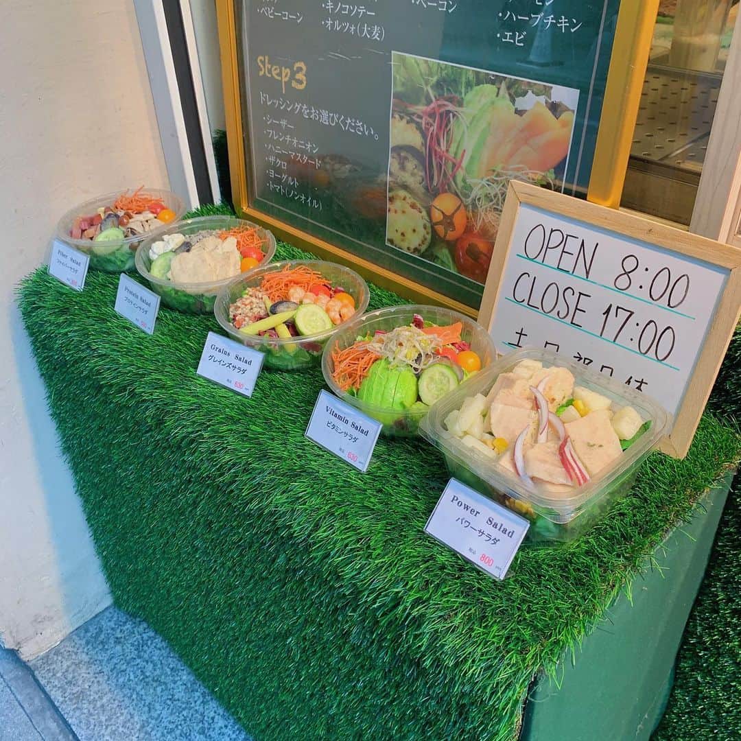 平野友里（ゆり丸）さんのインスタグラム写真 - (平野友里（ゆり丸）Instagram)「🥗 渋谷のお気に入りのサラダが 買えるお店 #toyoufarm 🍅💛 ❤︎ ・ ・ ・  これは『グレインズサラダ』というメニューで630円でした👛✨ ・ ・ ・  こういう感じのサラダって、 1200円とかもっとするイメージ だったけど、ここのは具沢山でおいしくてこの価格だからびっくりしちゃった😲✨✨✨ ・ ・ ・  他にもイチゴミルクスムージーとかもあっておいしかったよ〜🍓 ・ ・ ・ ・  #渋谷 #渋谷グルメ #渋谷ランチ #テイクアウトランチ #テイクアウトグルメ #渋谷区 #サラダ #サラダランチ #サラダ専門店 #渋谷カフェ #おすすめスポット #インスタ映え #フォトジェニック #いいね #いいね歓迎 #いいね返し」3月26日 19時15分 - yurimaruchan___