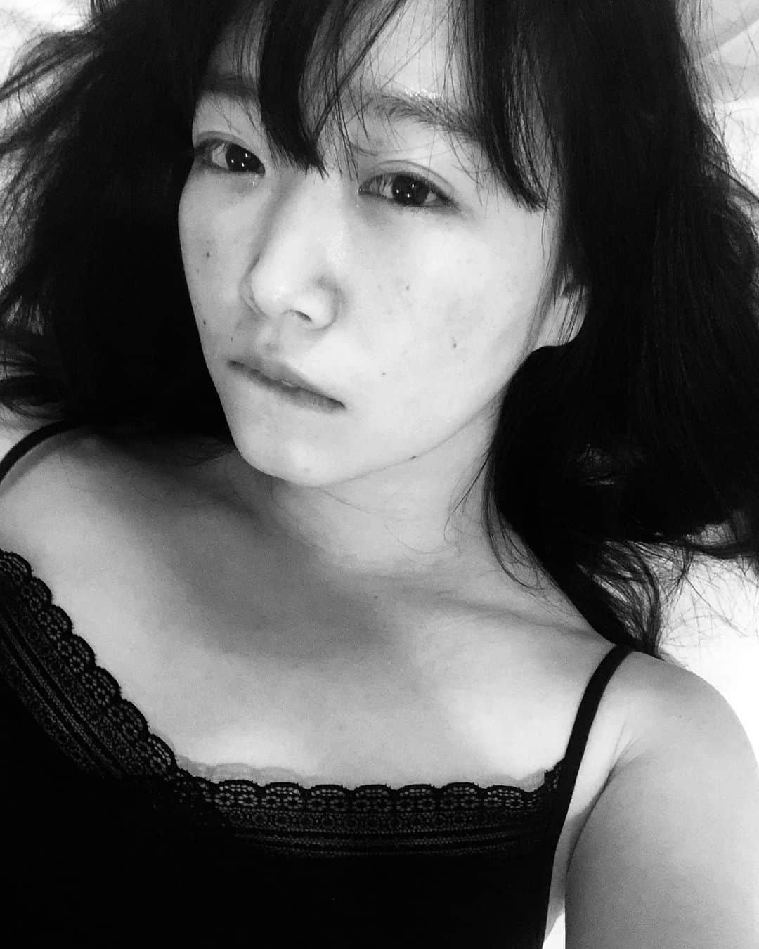 佐々木心音さんのインスタグラム写真 - (佐々木心音Instagram)「すっぴん&おんざべっと シリーズ カメラとの会話 「お腹減った」 . . . #myself #onthebed #monochrome #talking #converse #camera #imhungry #actress #singersongwriter #kokonesasaki  #オンザベッド #すっぴん #モノクロ #今日もカメラと会話する #お腹減った #怪しい人間 #佐々木心音」3月26日 19時16分 - sasakikokone