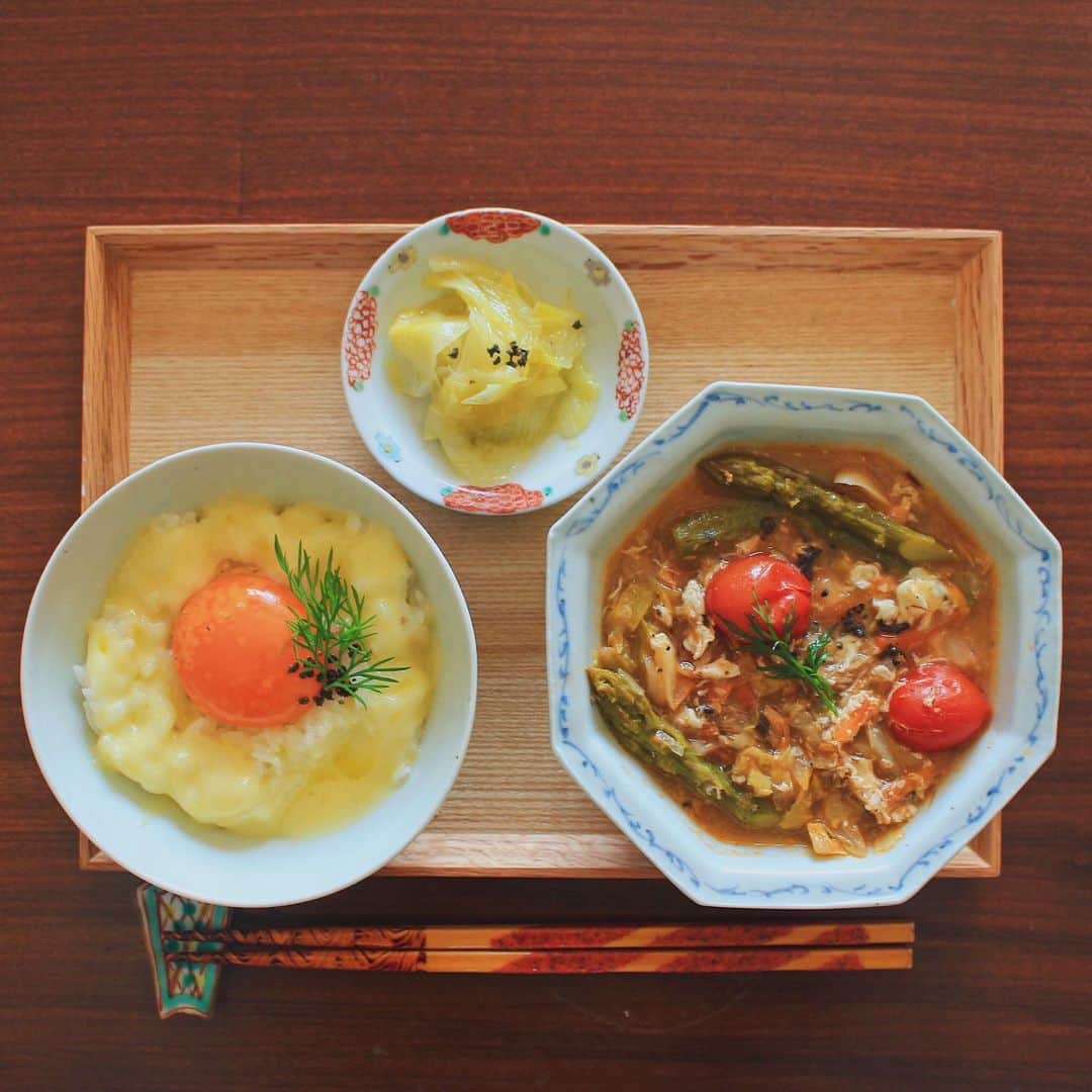 Kaori from Japanese Kitchenさんのインスタグラム写真 - (Kaori from Japanese KitchenInstagram)「カルボナーラ風卵かけご飯。春の洋風薬膳スープと共に。 ・ こんばんは。 こないだの朝昼ごはん。 Twitterのtokaさんの投稿で見た カルボナーラ風卵かけご飯が とてもおいしそうだったので 早速真似っこしました。 熱々ごはんにとろけるチーズをのせて 卵黄、オリーブオイル、黒胡椒をトッピング。 仕上げに余ったディルをのせて完成。 おつまみで作った 長ネギのコンフィを追加でのせたら さらに美味しかったです。 余った卵白はスープに投入。 (これもtokaさんのアイデア💡) トマトスープのに卵白を入れると まろやかな味に仕上がりました。 ・ スープに春キャベツと菜の花を入れてます。 薬膳では、春は暖かくなって活動的になる分 肝臓に負担がかかりやすい季節とされています。 肝臓の不調を助けるものを摂って 穏やかに春を過ごしましょう🌸 ・ 【おしながき】 カルボナーラ風卵かけごはん 春野菜とサバ缶のトマトスープ 長ねぎのコンフィ ・ ・ Hi from Tokyo! Today’s late breakfast:Bake rice w/ egg yolk and cheese, tomato and seasonal vegetables soup, and leek confit. ・ ・ 2020.03.26 Thu ・ ・ #japanesemeal #washoku #breakfast #朝ごはん #おうちごはん #早餐 #아침밥 #薬膳 #うつわ #和食器 #自炊 #松浦ナオコ #佐藤もも子 #卵かけご飯」3月26日 19時17分 - coco_kontasu