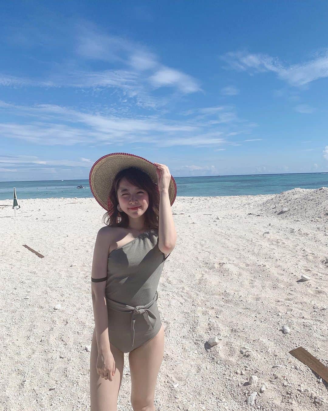大野愛友佳さんのインスタグラム写真 - (大野愛友佳Instagram)「ちょっとでも南国を.. . 沖縄のときのはたくさん残ってる🌴 けどどれも眩しそうな顔..😂🙌 . . 脱毛について質問があったので.. . 私は高校生のころから 銀座カラーの無期限ので通ってる！ . 私の通いはじめと比べてすごく進歩してるから、 いまは全身6回のがまとめて予約もできるようになったみたいだね✨ . . 夏になるととっても楽だし、 なるべく早く始めといてよかった〜って 大人になってからすごくおもう😊◎ . やるからには女性は体質が変わるから、無期限で通えるものにしないとね！ . . 先のことを考えて、 30代のわたしがやっといてよかったなって 思えるような事を増やすのがすき😊 . . 無事、夏も来ることを信じて...🌴☀️🙌 なるべくわたしは引きこもっています。 . . . . ちなみに @ginzacalla_official から 無料カウンセリング予約ができます◎ #沖縄#沖縄旅行#離島旅行#日本の海 #沖縄旅行の思い出#麦わら帽子コーデ #スイムウエア#カーキコーデ#沖縄離島巡り #ナガンヌ島#ナガンヌ#沖縄ビーチフォト #銀座カラー#脱毛#全身脱毛#顔脱毛 #swimwear#seaside#okinawalover #callaPR#OKINAWA#Okinawatrip」3月26日 19時17分 - ohnoayuka