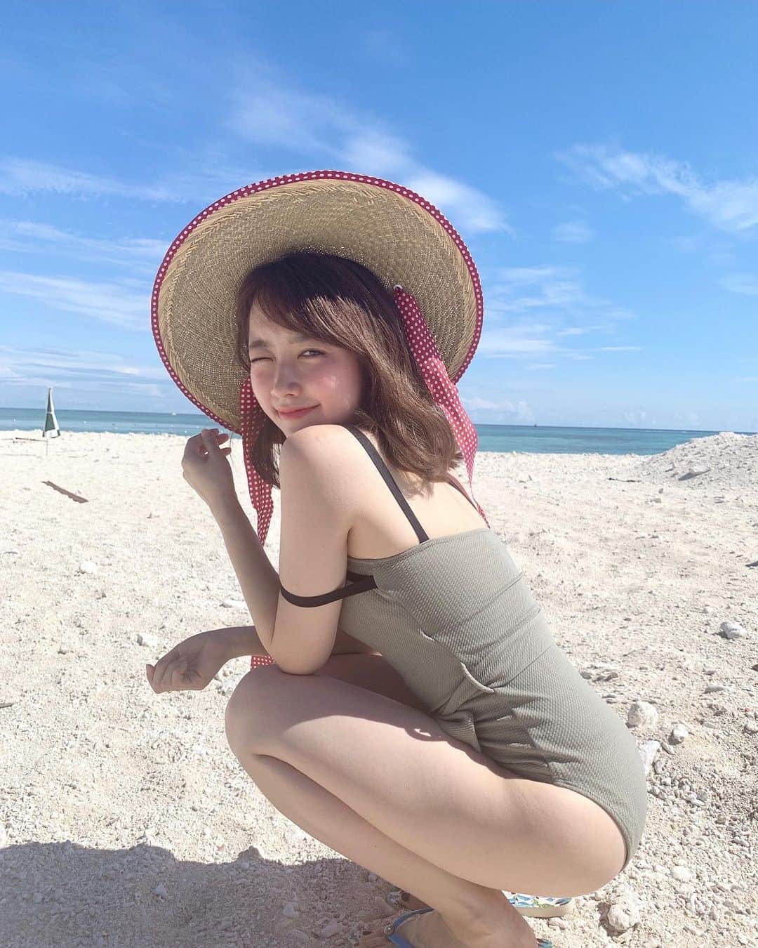大野愛友佳さんのインスタグラム写真 - (大野愛友佳Instagram)「ちょっとでも南国を.. . 沖縄のときのはたくさん残ってる🌴 けどどれも眩しそうな顔..😂🙌 . . 脱毛について質問があったので.. . 私は高校生のころから 銀座カラーの無期限ので通ってる！ . 私の通いはじめと比べてすごく進歩してるから、 いまは全身6回のがまとめて予約もできるようになったみたいだね✨ . . 夏になるととっても楽だし、 なるべく早く始めといてよかった〜って 大人になってからすごくおもう😊◎ . やるからには女性は体質が変わるから、無期限で通えるものにしないとね！ . . 先のことを考えて、 30代のわたしがやっといてよかったなって 思えるような事を増やすのがすき😊 . . 無事、夏も来ることを信じて...🌴☀️🙌 なるべくわたしは引きこもっています。 . . . . ちなみに @ginzacalla_official から 無料カウンセリング予約ができます◎ #沖縄#沖縄旅行#離島旅行#日本の海 #沖縄旅行の思い出#麦わら帽子コーデ #スイムウエア#カーキコーデ#沖縄離島巡り #ナガンヌ島#ナガンヌ#沖縄ビーチフォト #銀座カラー#脱毛#全身脱毛#顔脱毛 #swimwear#seaside#okinawalover #callaPR#OKINAWA#Okinawatrip」3月26日 19時17分 - ohnoayuka