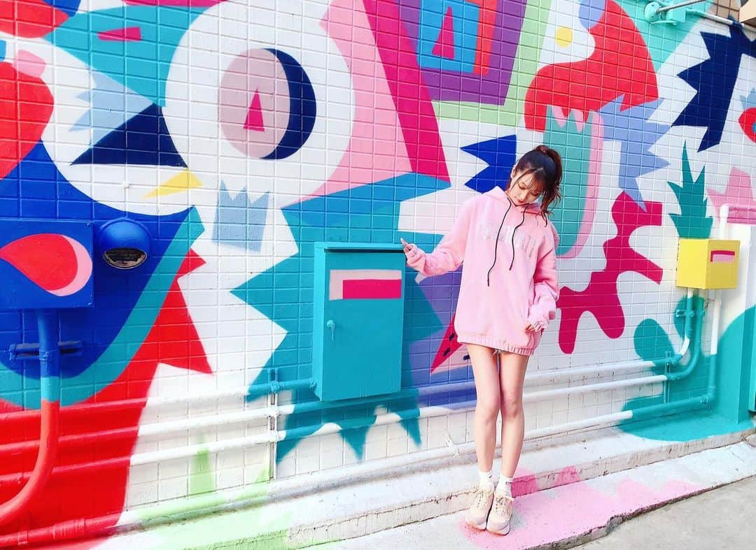 穐田和恵さんのインスタグラム写真 - (穐田和恵Instagram)「パーカー女子はお好き？😶 ． ． NERD UNITのパーカー。 サイズ感もデザインも可愛すぎる💕キラキラしてるよ✨ セットアップだからダンスリハで着るのも楽しみ💕 メンズも種類豊富なので是非！ ． ． ． #nerdunit #nerdunitjapan #原宿」3月26日 19時30分 - kazue.akita
