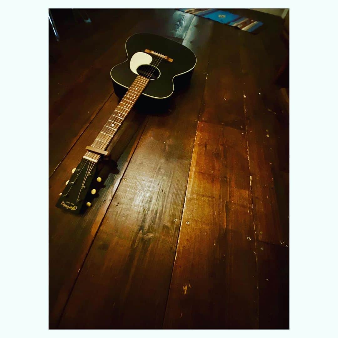 Caravanのインスタグラム：「先ほど主催からお知らせが届きました。 ほんとに残念です。  このような寸前になってのお知らせになり、 申し訳ありません。  3/29 京都磔磔 堀江博久50ウエノコウジ52合同誕生祭  開催に向けての案内をしておりましたが 3月26日に東京都知事より発表された 新型コロナウィルスに関しての 外出自粛要請及び方針を受けまして、 ご来場のお客様、出演者、ライブに関わるすべての関係者の安全と感染拡大抑制を鑑み、開催中止とさせていただく事となりました。  チケットの払い戻しに関しては各所調整中となりますため、 決まり次第で下記サイトにて告知をさせて頂きます。  武藤昭平withウエノコウジオフィシャルサイト ‪http://mutoueno.com/‬」