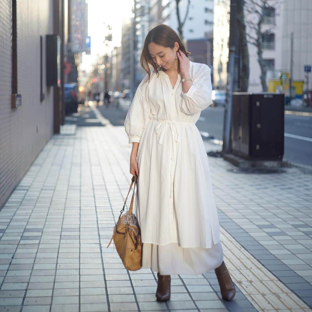 sayoko_betseyさんのインスタグラム写真 - (sayoko_betseyInstagram)「OOTD﻿ ﻿ 少し春めいた北海道にて♡﻿ 久々のootd﻿ ﻿ dress & skirt #uniqlo﻿ @uniqlo  bag #russet﻿ @russet_official ﻿ ユニクロの #コットンドビーペザントワンピース﻿ 透け感が可愛いからパンツも合わせたいけど、今回はスカートの重ねばき﻿ ﻿ スカートもuniqloの #ドレープギャザーロングスカート です😌﻿ ﻿ ﻿ 北海道もやっと暖かくなってきたし、外に出掛けたりピクニックの準備でもしたい🌱﻿ ﻿ でも今週末は東京で外出自粛要請﻿ もう少し辛抱なのかな﻿ 仕事面でもフリーランスの私にとって正直はらはらする日常だけど、この状況も皆んなで乗り切りたいものです🐿﻿ ﻿ #ootd #uniqloginza2020ss  #hokkaido #fashion #locari #北海道 #札幌 #上下ユニクロ部 #ユニクロ #sサイズ #ユニクロのワンピース #大人カジュアル #今日のコーデ #コロナに負けるな﻿ ﻿」3月26日 19時37分 - sayoko_betsey