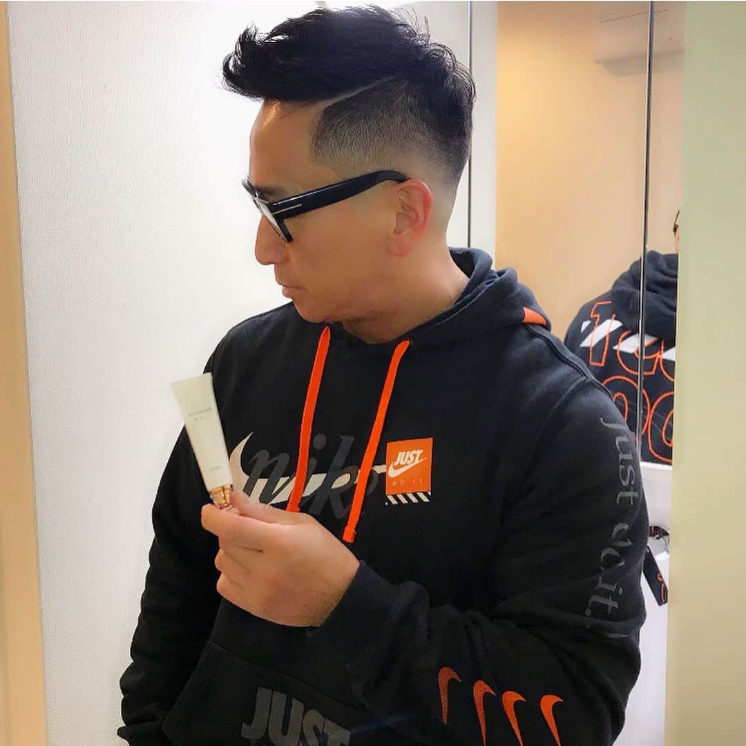 Tadashi Itoのインスタグラム：「髪切ってサッパリ💇🏽‍♂️ ・ ・ シミ、美白用クリームのHAQAGE(ハクアージュ)☝🏽 ・ ・ シミの予防にも改善にも効果が期待できて保湿まで出来ちゃう優れもの✨ ・ ・ 日々の肌ケアに✔️ @196plus ・ ・ ・ #HAQAGE #ハクアージュ #シミ消し #シミ取り #美白ケア #美白 #トムフォード #ナイキ」