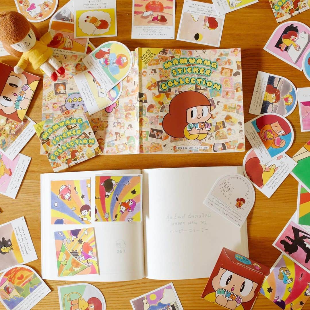 ウィスット・ポンニミットさんのインスタグラム写真 - (ウィスット・ポンニミットInstagram)「Mamuang Sticker Collection มาแล้วว  ประกอบไปด้วย - สมุดสะสมสติ๊กเกอร์ มีช่องโบ๋ๆ 400 ช่อง สำหรับแปะสติ๊กเกอร์ พร้อมข้อความภาษาไทยให้อ่านเล่น - ซองสติ๊กเกอร์ 1 ซอง มี สติ๊กเกอร์ 5 แบบ ( สติ๊กเกอร์ในซองเป็นแบบสุ่ม แล้วแต่โชคชะตาของท่าน )  สั่งซื้อได้ทางไปรษณีย์ได้ที่ line id wisutgoods instagram direct message to @mamuangshopofficial  ตอบช้าขออภัยนะจ๊ะ  #mamuang #マムアン @wisutgoods」3月26日 19時41分 - wisut
