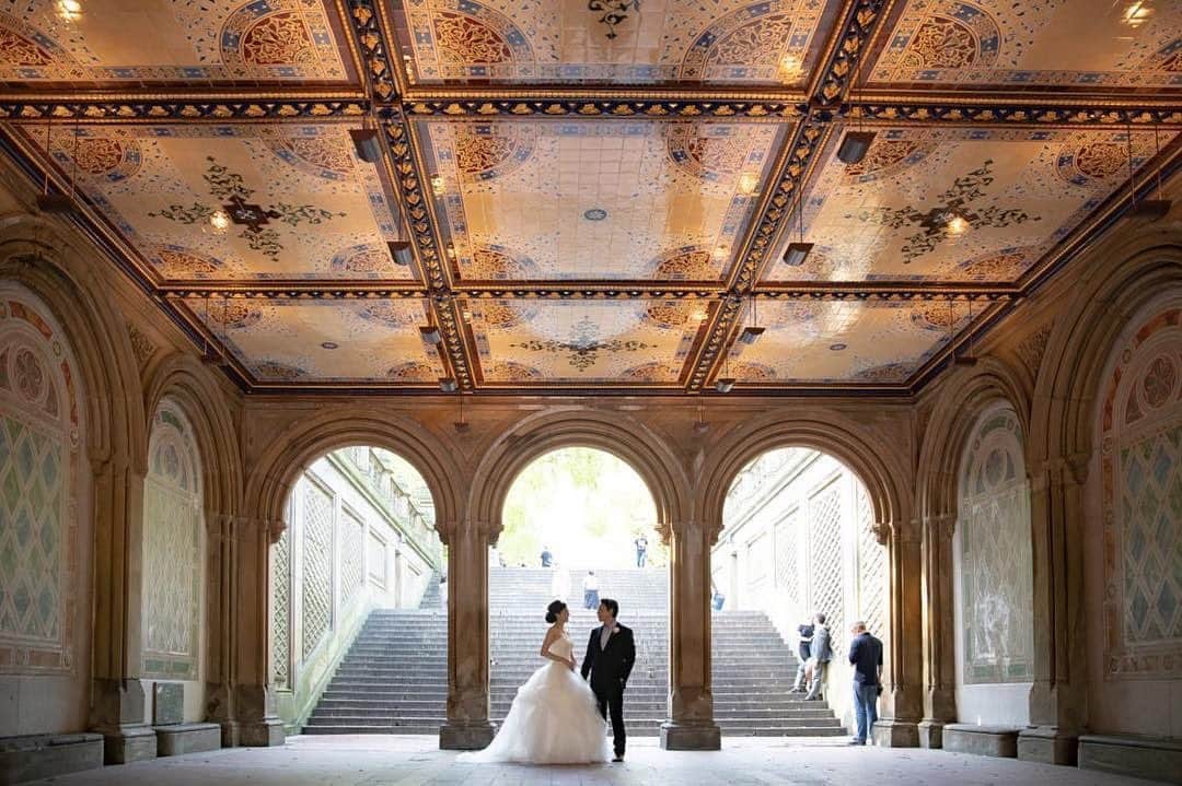 25ans Wedding 公式 Bridesのインスタグラム：「今日は、ニューヨークで後撮りを行ったMARIさん(@mu.wed )のフォトをリポスト🗽✨ セントラルパークのベセスダ・テラスは歴史情緒あふれる空間で、ウエディングフォトにもぴったり！ドラマ「ゴシップガール」で愛を誓ったふたりのように、ロマンチックな写真を残すのも素敵です🌹 ・ #25ansウエディング #25answedding #25ansウエディングオフィシャルブライズ #25ans👰 #weddingphotography #bridal #wedding #weddingdress #weddingphoto #ウェディング #フォトウェディング #ウェディングフォト #ロケーションフォト #ブライダルフォト #ブライダルアクセサリー#前撮り #後撮り #結婚式前撮り #結婚式後撮り #結婚準備 #結婚式準備 #プレ花嫁 #花嫁 #卒花嫁 #卒花 #日本中のプレ花嫁さんと繋がりたい #全国のプレ花嫁さんと繋がりたい #ny #ny後撮り #ニューヨーク後撮り」
