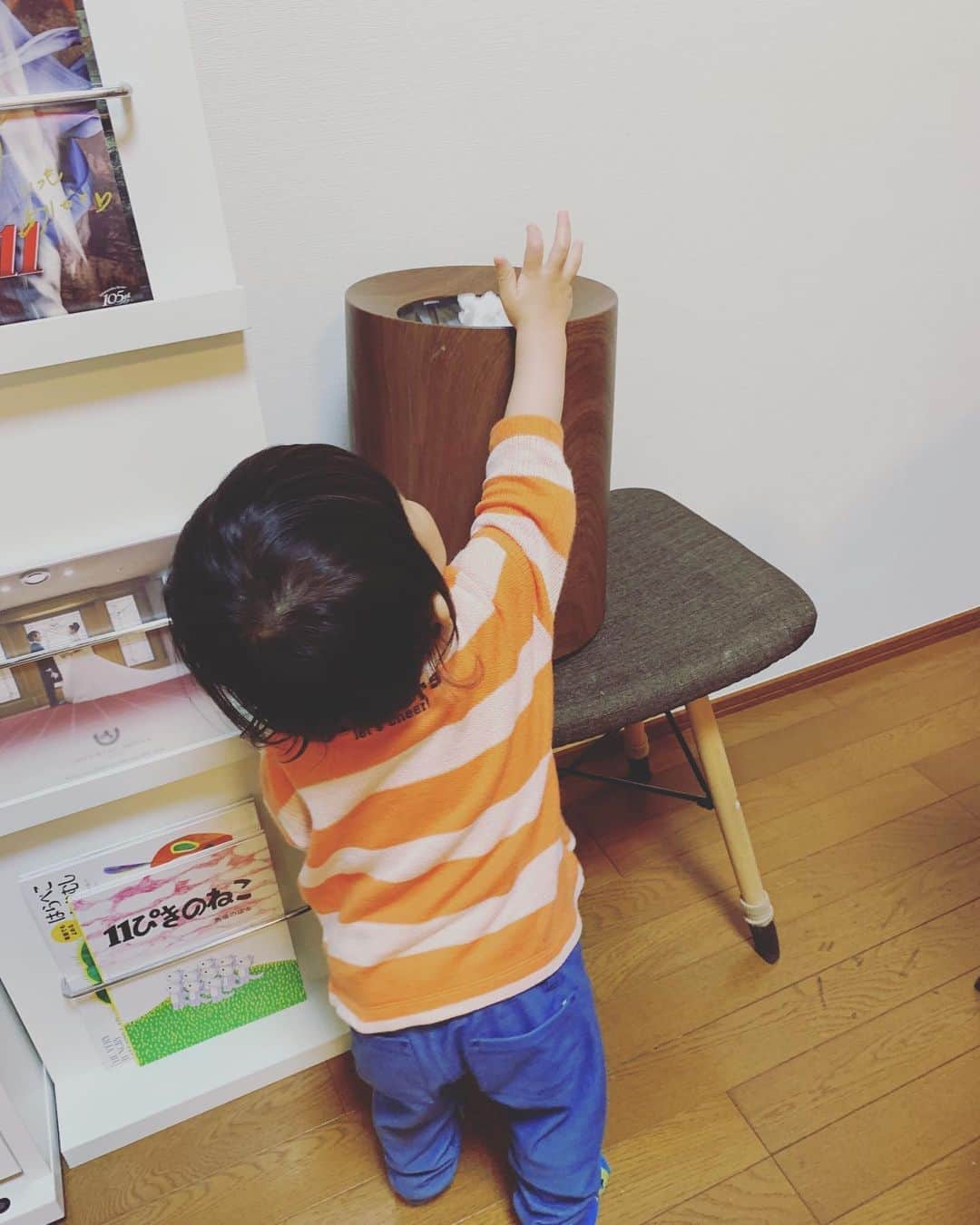 百千糸のインスタグラム：「「ゴミを捨ててきて下さい」 というと満面の笑みで捨てに行き、ポイしたあとは自分で拍手👏  たまーにゴミじゃない物も捨ててありますが💦笑」