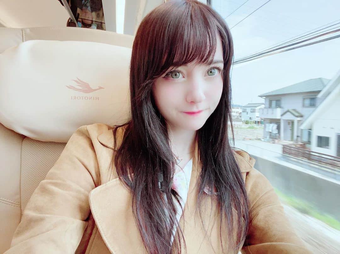 ビーナス・アンジェリックさんのインスタグラム写真 - (ビーナス・アンジェリックInstagram)「I got to ride Japan’s new bullet train 😆❤️ Except that it’s so much more luxurious than the normal Shinkansen...which is crazy considering that it’s a lot less expensive ❣️ #shinkansen #train #hinotori #ひのとり」3月26日 19時43分 - venus_angelic