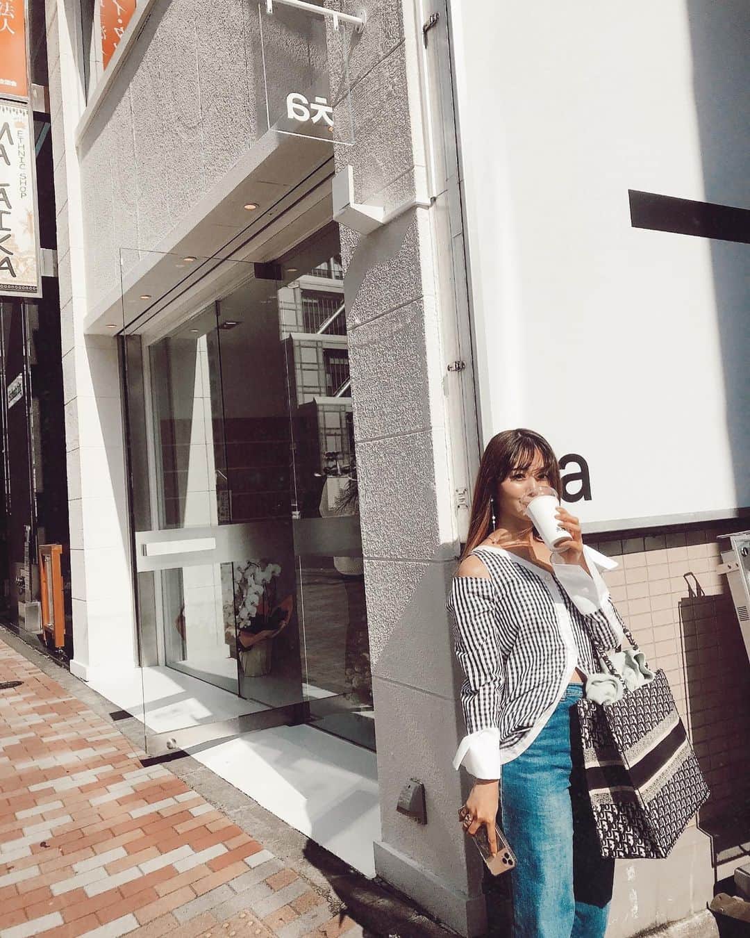 一木美里さんのインスタグラム写真 - (一木美里Instagram)「ㅊa CHA✔️🇰🇷﻿ ソウルから上陸した﻿ @cha_aoyama  韓国カフェといえば！の @saliy83 さんから教えてもらって﻿ 立ち寄りました💕﻿ ﻿ 青学のすぐ隣、東京店はテイクアウトオンリー✔️﻿ 独自製法、ソウルと同じ味のタルゴナと﻿ 紅茶専用エスプレッソマシーンで抽出した﻿ ﻿ タルゴナ(カルメ焼き💕)入りのミルクティ☕️﻿ 溶けていくほど ほのかな甘みが足されて﻿ とってもおいしい…🥺﻿ ﻿ こんな時期なので通りすがりに買える楽しみ﻿ ありがたいです😋またソウルにも行きたいな🤍﻿ ﻿ #ㅊa#タルゴナミルクティ#カフェ﻿ #韓国カフェ#タルゴナ#달고나#카페#달고나커피」3月26日 19時44分 - misato_ichiki