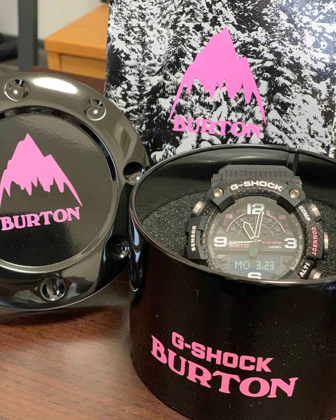 のインスタグラム：「I feel so good whenever I wear this, g-shock and Burton collabo with graphic by one and only @deanblottogray ⭐️⭐️⭐️ @burtonsnowboards と　@gshock_us のコラボが出ました！グラフィックは　@deanblottogray  の撮り下ろし写真が使われてて、やばーい💯 要注目です☝️」