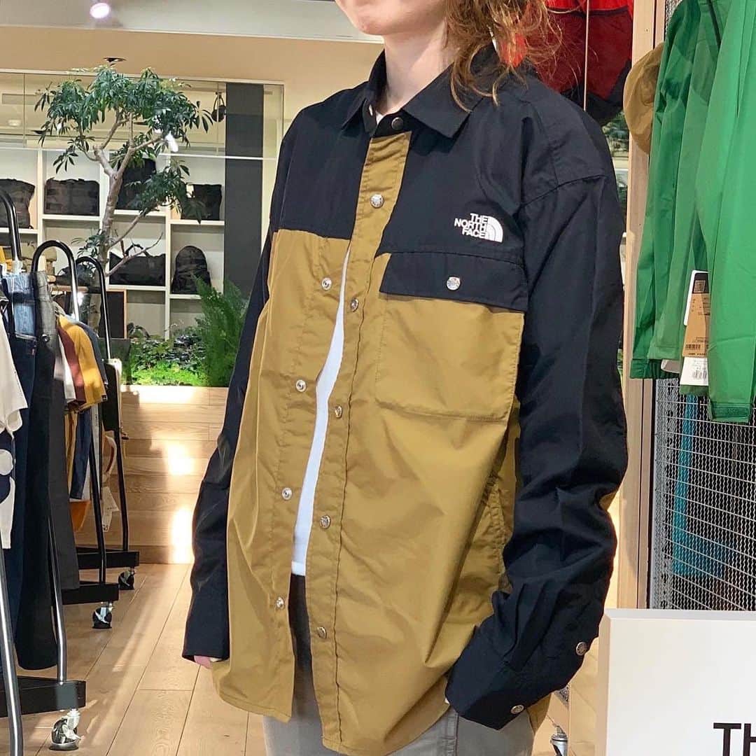 SUNDAY MOUNTAINさんのインスタグラム写真 - (SUNDAY MOUNTAINInstagram)「【使い勝手抜群♪ THENORTHFACE ロングスリーブヌプシシャツ入荷！】 * 春夏 THE NORTH FACEが続々と入荷してきましたー！ 随時配信していきます^ ^  男女共におすすめ さらりと羽織りにもシャツにもなるロングスリーブヌプシシャツ！  アイコニックな肩切り替えのデザインを、シャツに落とし込んだ1着。 ハリのある生地は、天然素材のようなナチュラルな風合い◎  アウトドアにも普段着にも使いやすいアイテム。  ユニセックスモデルのため、小さめのサイズは女性の着用も可能です！  デザイン性だけでなく機能性もバッチリ◎  撥水性を持ち合わせているナイロン100％。 シルエットはボックスフィットで、フロントはドットボタン仕様に。  静電気の発生を抑える静電ケア設計、 UVガード（UPF30-50＋、紫外線カット率90％以上）機能を採用した、 アウトドアにも普段着にも使いやすいアイテム。  使い勝手抜群の１着♪ 是非気になる方はお早めにお越し下さいませ^ ^ ＊ ■THE NORTH FACEL/S ヌプシシャツ メンズ ■カラー：ブリティッシュカーキ・ アーバンネイビー・ブラック ■サイズ：M,L ■素材：NORTH TECH CLOTH（ナイロン100％） ■重量：235g（Lサイズ） ■価格:13,000 税抜 *  #THEGATEbySUNDAYMOUNTAIN #アウトドア #キャンプ #パタゴニア #ノースフェイス #アークテリクス #ARCTERYX #northface  #福井 #アウトドアショップ #楽ちんコーデ #キャンプ着 #カジュアルコーデ #アウトドアコーデ #アウトドア女子 #andwander  #halocommodity #springfashion #バキーズショーツ #Patagonia #マウンテンライトデニムジャケット #MountainLightDenimJacket #ゴアテックスデニムコーチジャケット #ヌプシシャツ」3月26日 19時56分 - sundaymountain