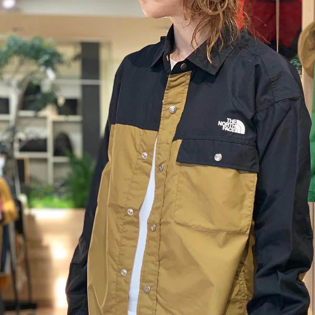 SUNDAY MOUNTAINさんのインスタグラム写真 - (SUNDAY MOUNTAINInstagram)「【使い勝手抜群♪ THENORTHFACE ロングスリーブヌプシシャツ入荷！】 * 春夏 THE NORTH FACEが続々と入荷してきましたー！ 随時配信していきます^ ^  男女共におすすめ さらりと羽織りにもシャツにもなるロングスリーブヌプシシャツ！  アイコニックな肩切り替えのデザインを、シャツに落とし込んだ1着。 ハリのある生地は、天然素材のようなナチュラルな風合い◎  アウトドアにも普段着にも使いやすいアイテム。  ユニセックスモデルのため、小さめのサイズは女性の着用も可能です！  デザイン性だけでなく機能性もバッチリ◎  撥水性を持ち合わせているナイロン100％。 シルエットはボックスフィットで、フロントはドットボタン仕様に。  静電気の発生を抑える静電ケア設計、 UVガード（UPF30-50＋、紫外線カット率90％以上）機能を採用した、 アウトドアにも普段着にも使いやすいアイテム。  使い勝手抜群の１着♪ 是非気になる方はお早めにお越し下さいませ^ ^ ＊ ■THE NORTH FACEL/S ヌプシシャツ メンズ ■カラー：ブリティッシュカーキ・ アーバンネイビー・ブラック ■サイズ：M,L ■素材：NORTH TECH CLOTH（ナイロン100％） ■重量：235g（Lサイズ） ■価格:13,000 税抜 *  #THEGATEbySUNDAYMOUNTAIN #アウトドア #キャンプ #パタゴニア #ノースフェイス #アークテリクス #ARCTERYX #northface  #福井 #アウトドアショップ #楽ちんコーデ #キャンプ着 #カジュアルコーデ #アウトドアコーデ #アウトドア女子 #andwander  #halocommodity #springfashion #バキーズショーツ #Patagonia #マウンテンライトデニムジャケット #MountainLightDenimJacket #ゴアテックスデニムコーチジャケット #ヌプシシャツ」3月26日 19時56分 - sundaymountain