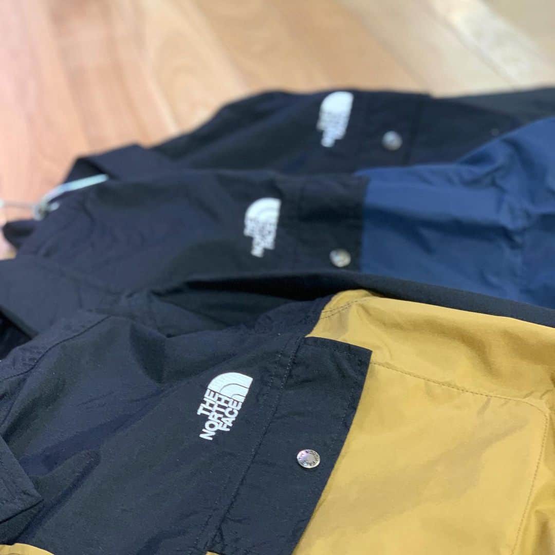 SUNDAY MOUNTAINさんのインスタグラム写真 - (SUNDAY MOUNTAINInstagram)「【使い勝手抜群♪ THENORTHFACE ロングスリーブヌプシシャツ入荷！】 * 春夏 THE NORTH FACEが続々と入荷してきましたー！ 随時配信していきます^ ^  男女共におすすめ さらりと羽織りにもシャツにもなるロングスリーブヌプシシャツ！  アイコニックな肩切り替えのデザインを、シャツに落とし込んだ1着。 ハリのある生地は、天然素材のようなナチュラルな風合い◎  アウトドアにも普段着にも使いやすいアイテム。  ユニセックスモデルのため、小さめのサイズは女性の着用も可能です！  デザイン性だけでなく機能性もバッチリ◎  撥水性を持ち合わせているナイロン100％。 シルエットはボックスフィットで、フロントはドットボタン仕様に。  静電気の発生を抑える静電ケア設計、 UVガード（UPF30-50＋、紫外線カット率90％以上）機能を採用した、 アウトドアにも普段着にも使いやすいアイテム。  使い勝手抜群の１着♪ 是非気になる方はお早めにお越し下さいませ^ ^ ＊ ■THE NORTH FACEL/S ヌプシシャツ メンズ ■カラー：ブリティッシュカーキ・ アーバンネイビー・ブラック ■サイズ：M,L ■素材：NORTH TECH CLOTH（ナイロン100％） ■重量：235g（Lサイズ） ■価格:13,000 税抜 *  #THEGATEbySUNDAYMOUNTAIN #アウトドア #キャンプ #パタゴニア #ノースフェイス #アークテリクス #ARCTERYX #northface  #福井 #アウトドアショップ #楽ちんコーデ #キャンプ着 #カジュアルコーデ #アウトドアコーデ #アウトドア女子 #andwander  #halocommodity #springfashion #バキーズショーツ #Patagonia #マウンテンライトデニムジャケット #MountainLightDenimJacket #ゴアテックスデニムコーチジャケット #ヌプシシャツ」3月26日 19時56分 - sundaymountain