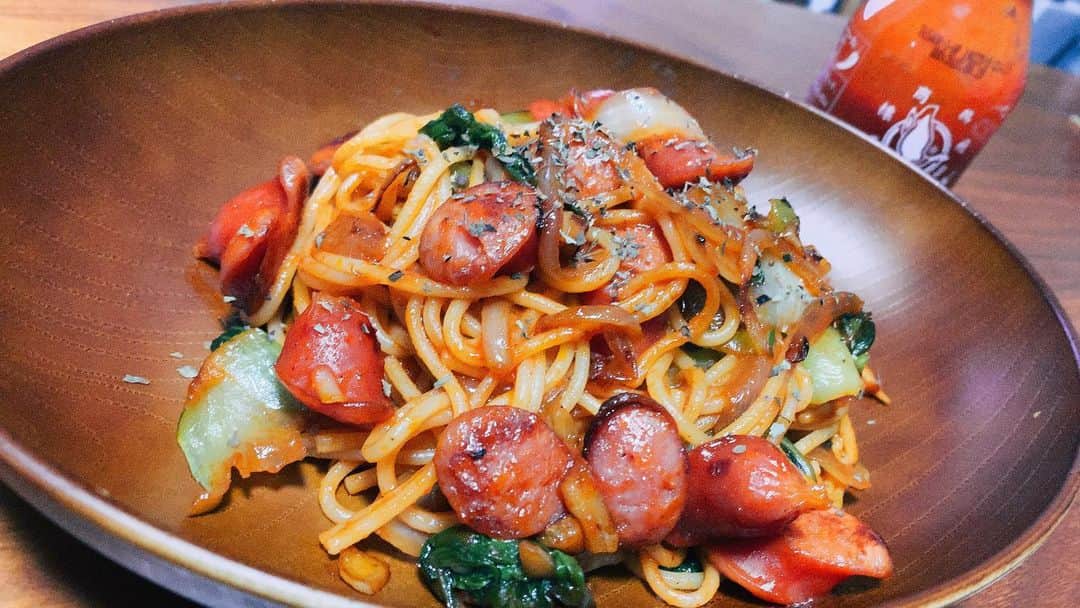 長田成哉のインスタグラム：「実家から届いた小松菜とニンニク使ってパスタ。 ナポリタンにシラチャーソースを隠し味にするとピリ辛で旨い。 #個人的な自炊の記録」
