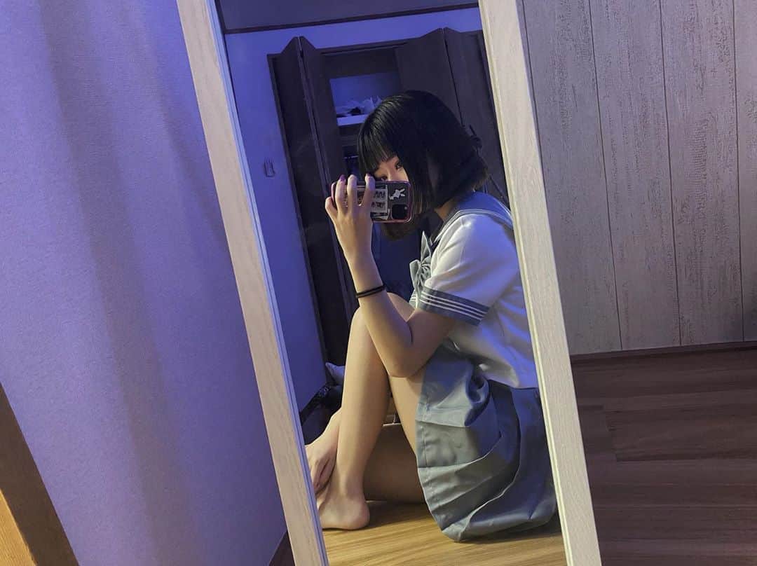 かれんのインスタグラム：「セーラー服なんて初めて着たワ」