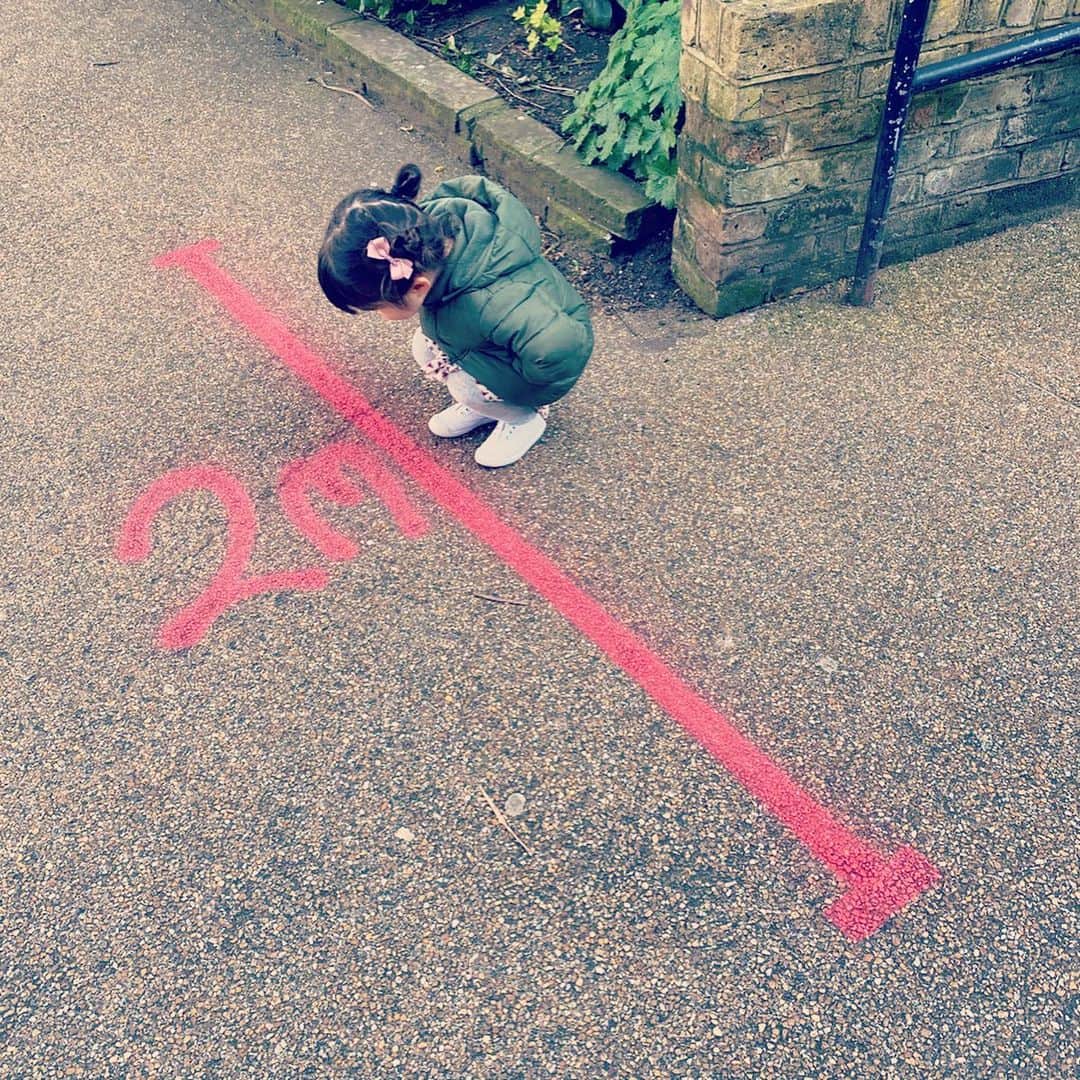 MEGのインスタグラム：「英国に外出禁止令がでて５日目。公園等での一日一度の散歩は認められてるので、朝の日課に。今日、行ったら入り口にソーシャルディスタンス (ウィルス感染を避ける為に人ととるべき距離感、イギリスは２㍍) をとるの為のガイドがペイントされていた。 こう見ると、今まで気をつけてた距離感よりは割と近いのだな。  東京もこの週末、外出自粛とのこと。何だか大変な事が始まるような危機感で、焦ってまとめ買いとかしなくても大丈夫です。日本の物流はロンドンよりも整っているし、工夫をすれば家にあるもので意外と生活できるな、と私はこの状況になってみて、思いました。  いつか食べようと思っていた食材を出してきたり、おやつを自作したり。時間があるので、娘と一日中向き合って、ナーサリーに通う前の様な毎日に戻ったのですが、その頃とはまた違って「こんな事も出来る様になったのか、そんな言葉も知ってるんだ」など、発見も多いです。  もしかしたら、これもまた長い目で見て、かけがえのない2020年の親子の思い出になるのかもしれないな、と感じています。  なので、ロックダウンだからと慌てなくても、日本の物流はきっと大丈夫なので、その都度必要な分だけ。いま冷静にすべき事をすれば、色々な災害などを経験してきた私たちはまた、乗り越えられると思います。  逆に外出して人に会えば、あなただけじゃなく、あなたの大切な人を巻き込む事になる。発症するのは１〜２週間後と言われています、その時に振り返って後悔しない様に、気を引き締めて。  あなたの大切な人の為に、 今は距離を置くことが、愛。  #stayathome」