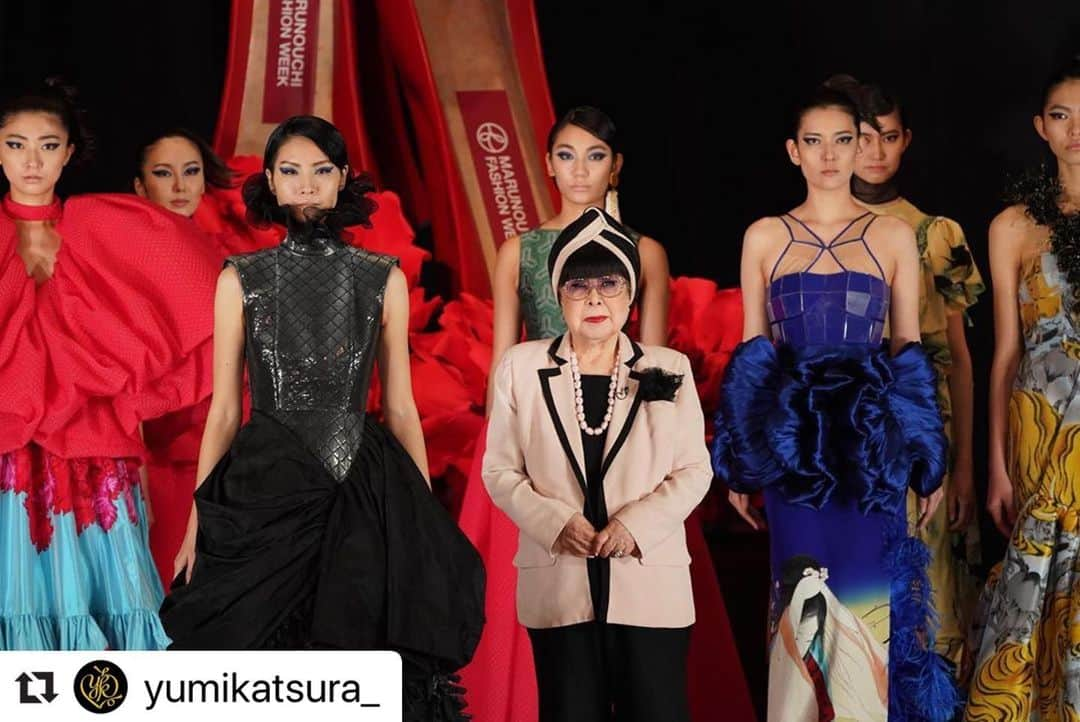 熊井友理奈さんのインスタグラム写真 - (熊井友理奈Instagram)「___  #Repost @yumikatsura_ with @make_repost ・・・ *﻿﻿﻿﻿﻿ 4月末まで配信中です❣️﻿ ﻿ https://m.youtube.com/watch?v=nl77rVNjYbU&feature=youtu.be﻿ ﻿ 東京クリエイティブサロン × 丸の内ファッションウィークが発信する、﻿ 『Passion!Marunouchi』をテーマにしたコンテンツムービー！ ﻿ ﻿ ◆Yumi Katsura Paris Couture Collection﻿ Yumi Katsura によるパリオートクチュールコレクションで賛辞をあびたファッションショー、﻿ そしてデザイナー桂由美さんご本人のコメントも収めた豪華なムービー﻿ ﻿ @yumikatsura_﻿ #丸の内ファッションウィーク #ファッションショー #東京ファッションウィーク #yumikatsura #桂由美 #fashionshow #runway #tokyofashionweek #japanesedesigner #japanfashion」3月26日 20時05分 - kumai_yurina