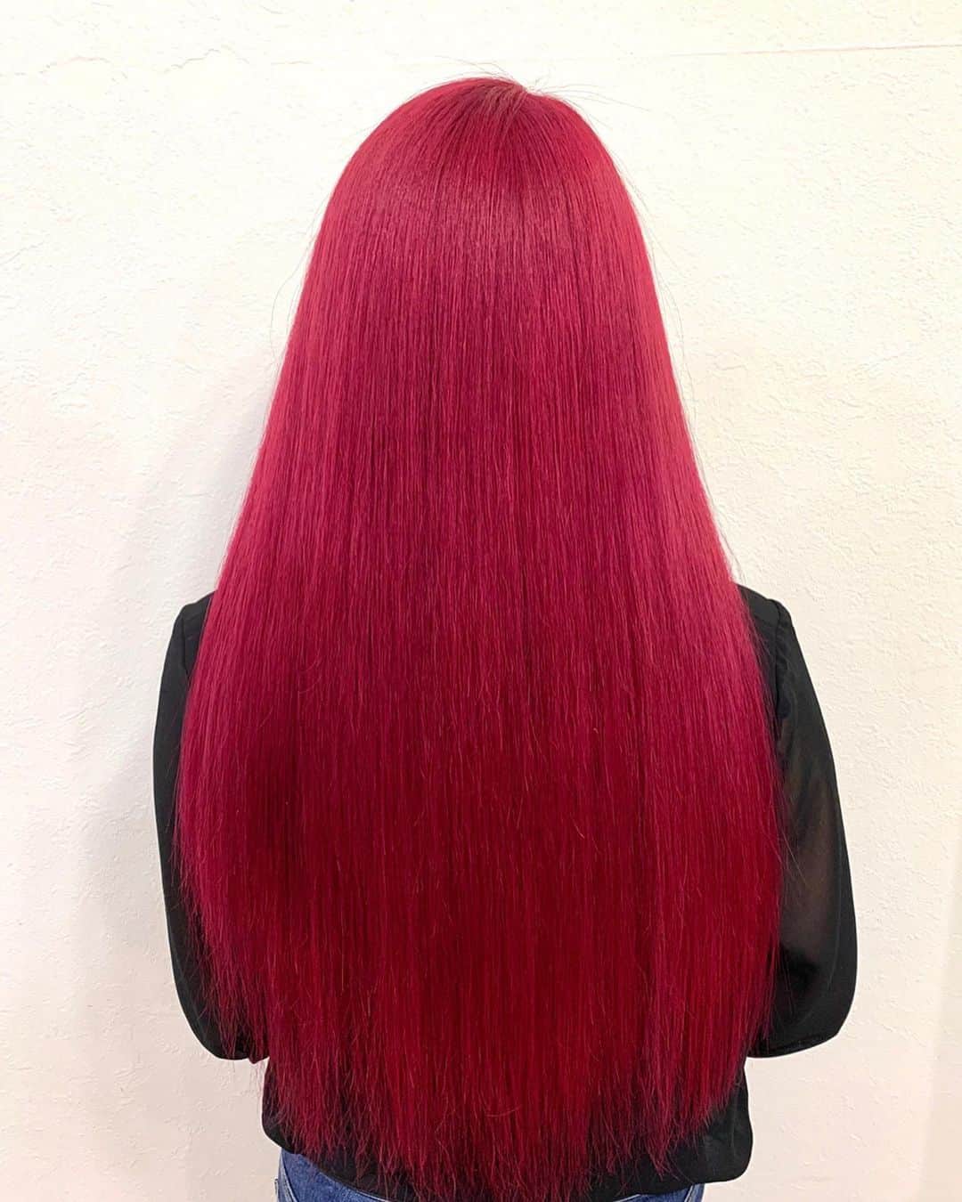 salon PRATiNO(サロンプラチノ)のインスタグラム：「. ✨🍒チェリーレッド🍒✨. . ブリーチ→カラー→マニキュアの トリプルカラーで チェリーレッドに変身❣️ マニキュアの前にカラーをはさむと 色ムラが出にくく、色持ちも良くなり 綺麗な色を長く楽しめます❤️ . . 【CLAVIS PRATINO】 ◇月曜日～土曜日 11:00～20:00 ◇日曜日 11:00～18:00 ※定休日なし ※時間外はお問い合わせください。 愛知県名古屋市中区錦3-4-19石垣ビル７Ｆ ☎︎052-962-7017 . #hairstyle #hair #cornrow #braids #clavispratino #spiralperm #pratino #hairsalon #nagoya #haircolor #love #派手髪 #外国人風カラー #バレイヤージュ #グラデーション #コーンロウ #ブレイズ #スパイラルパーマ #特殊ヘア #ブラックヘア #美容室 #ヘアサロン #ヘアスタイル #ヘアカラー #クラビスプラチノ #名古屋 #栄 #錦」