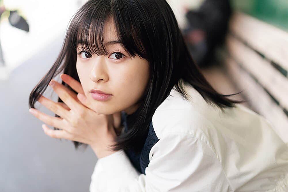 週刊少年マガジンのインスタグラム：「発売中の #週刊少年マガジン 17号の巻頭グラビアは #森七菜 さん。 「天気の子」でヒロインを演じた森七菜さんが週マガ初登場！  撮影 / YOROKOBI スタイリング / 野田さやか ヘアメイク / 山下景子 デザイン / 松本麻実（ GROSVENOR design ） 衣装協力 / POU DOU DOU / ParAvion / MILKFED.」