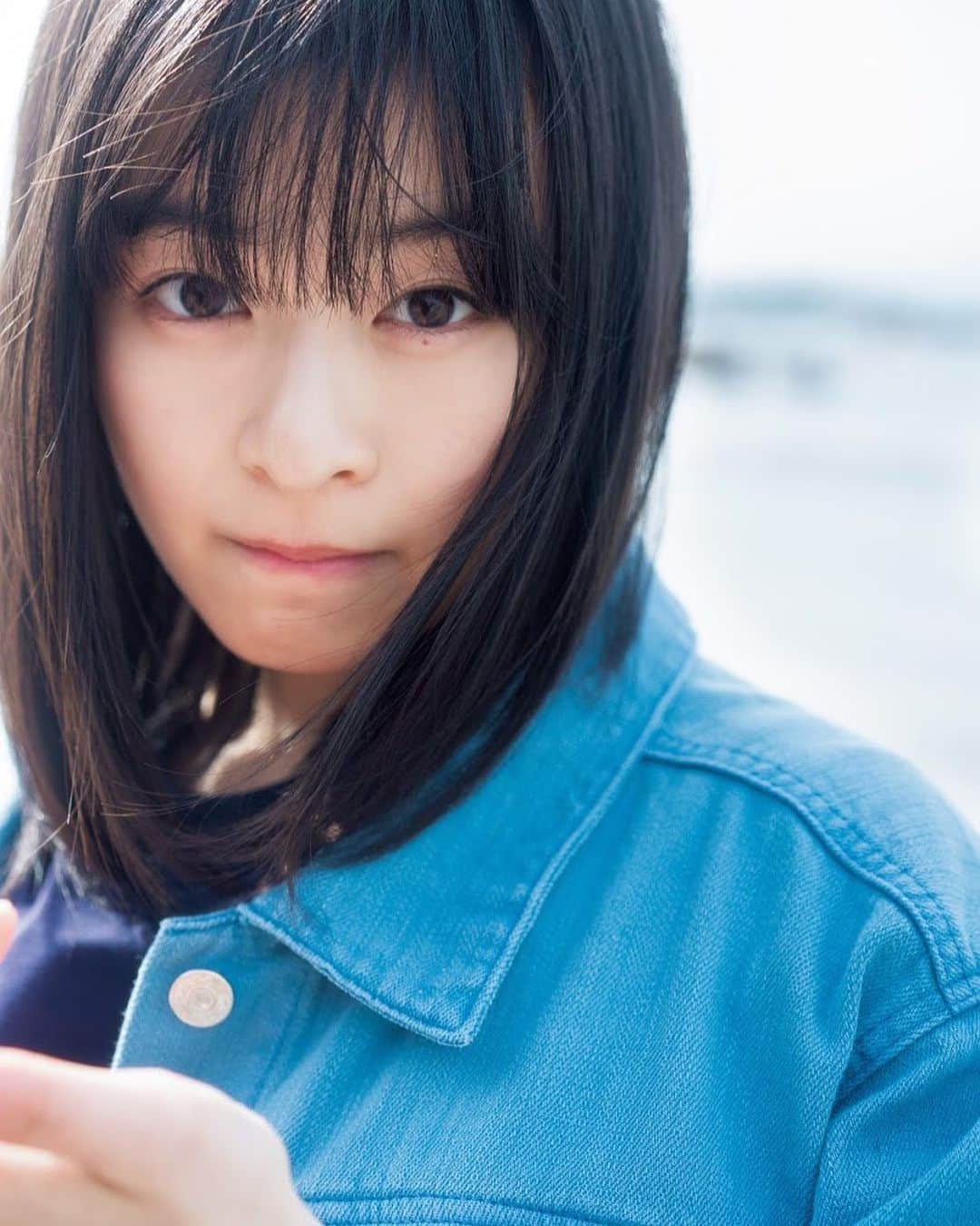 週刊少年マガジンのインスタグラム：「発売中の #週刊少年マガジン 17号の巻頭グラビアは #森七菜 さん。 「天気の子」でヒロインを演じた森七菜さんが週マガ初登場！  撮影 / YOROKOBI スタイリング / 野田さやか ヘアメイク / 山下景子 デザイン / 松本麻実（ GROSVENOR design ） 衣装協力 / POU DOU DOU / ParAvion / MILKFED.」