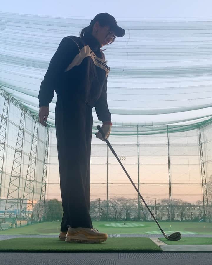 のインスタグラム：「今日は、スクールに行ってから 一人で打ちっ放しへ行ってきました🤔 、 計3時間集中したので なかなか疲労が😭！！！ 、 4月頭にコースデビューが待っているのに 今日は、あまり良くなかった😭 、 帰りにシューズとか服を見に行ってきましたが ポロシャツ3万🤭！！？ そんな高い服持ってないよ！！！！ ってなってあきらめて帰宅… どうしたもんか😭 #ゴルフ女子  #NAS永山 #ゴルフスクール」