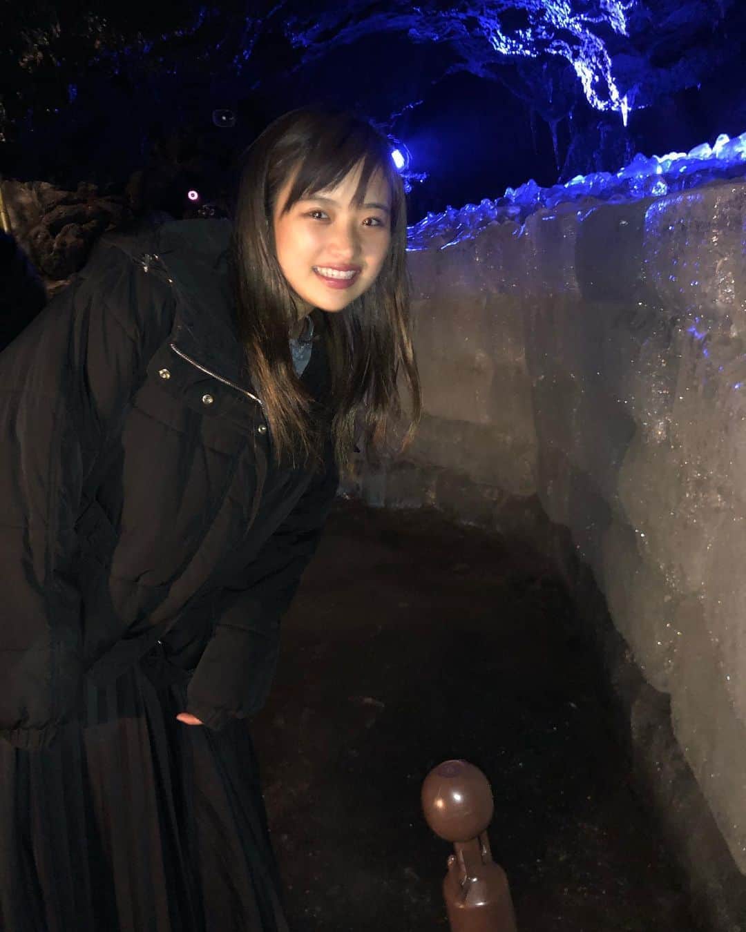 石井美音奈のインスタグラム：「帰りには洞窟にも行けたよ^_^ 90cmの高さのところもあって🤭洋服汚れないように頑張った笑  自然に出来た思うと神秘的だよね🧚🏻‍♂️ #洞窟 #鳴沢氷穴 #山梨　#天然 #天然記念物」