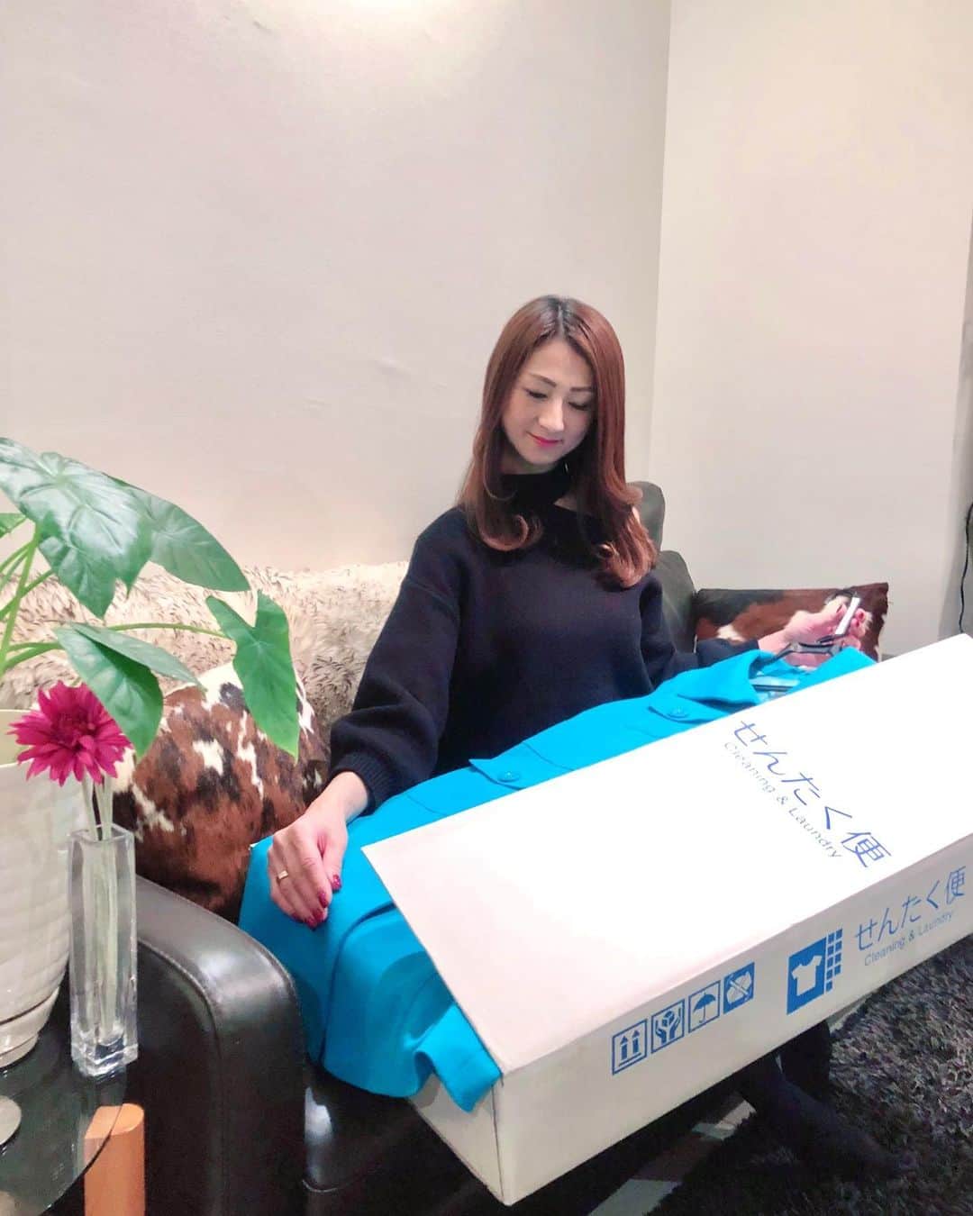 のインスタグラム：「♡♡♡ 皆さん、お疲れ様です💓 ・ ・ 暖かくなるのは嬉しいけど、この時期面倒なのが、お洋服の入れ替え〜👚👕🧥 ・ クリーニング店まで、意外にかさばる衣服を持ち込むのも大変😣💦 ・ 今は外出もなかなか大変〜😷💦 ・ ・ ・ そこで今季は…🌸 ・ 自宅にいながらクリーニングが出せちゃう 『 せんたく便 』@sentakubin 利用しました😊✌️ ・ 24時間ネットでお申し込みができ、最短5営業日でクリーニングが届くんです❣️ ・ ・ ダウンやコートでも、同一料金だから嬉しい〜😉 認定スタッフによる丁寧なお仕上げなので、品質も高く ハイブランドの衣類も安心してお任せできちゃいます✨✨ ・ 往復送料無料、手数料、会費なども一切かかりませんよ🙆‍♀️ ・ あと、嬉しいサービスも💕 次のシーズンまで保管してくれるんです❣️ ・ シミ抜き無料、毛玉取り無料、ボタン取り付け、再仕上げ　無料など … これは是非、利用したいなぁ😉 ・ ・ ・ ・ キャンペーンコード ➡︎ SPRING002 （有効期限 2020.6.30） を入れると5%割引になるので、ご利用くださいね❣️ ・ 詳しくは…↓ https://www.sentakubin.co.jp/ ・ ・ 皆さんも、ネットで簡単にクリーニング 始めてみませんか😌✨🧥 ・ ・ ・ #せんたく便 #クリーニング #宅配クリーニング #保管クリーニング #高品質クリーニング #アパレル仕上げ #シミ抜き無料 #衣替え #クローゼットすっきり #PR#カシミアセーター #コート #viaggioblu #tomorrowland #unitedarrows #grace continental #春 #桜#spring #モデル #model #ウォーキング講師 #秘書 #インフルエンサー #神戸 #kobe #japan #日本」