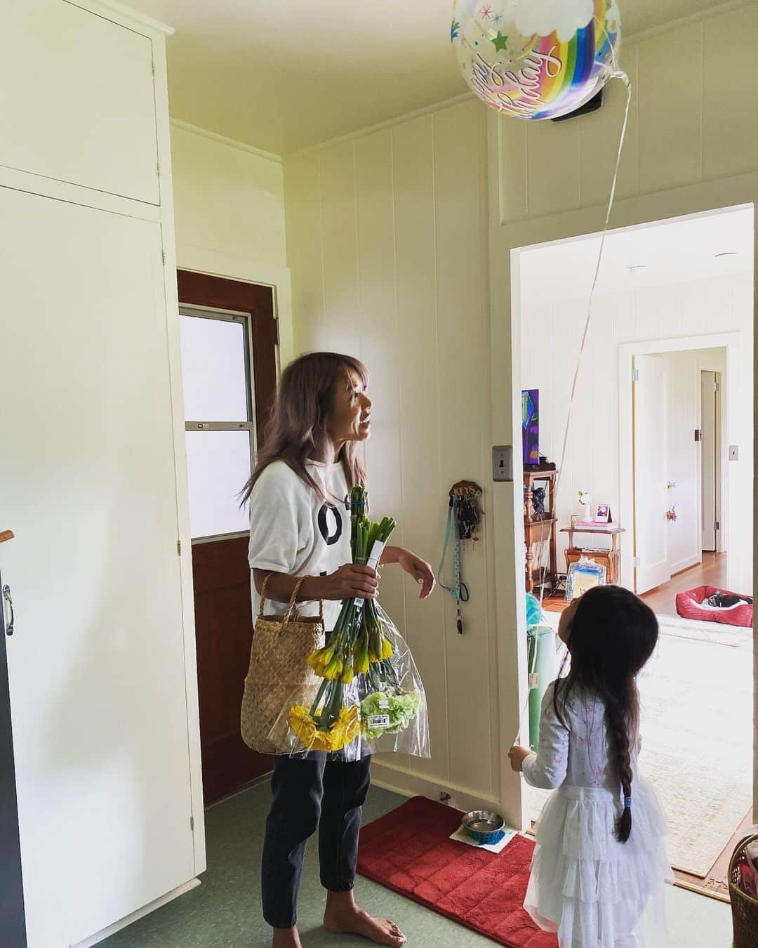 のインスタグラム：「こんな時だから、心をくだいた友人たちとささやかに、でもほっこり和む時間を過ごせたバースデー。ニュースで流れるハワイは、ひとっこひとりいない景色ばかりを映し出しているかもしれませんが、個人個人が責任のある行動で、健全に健康に過ごすよう心がけています。散歩やサーフィンも気をつけて行うのは大丈夫だし、健やかに暮らすことの大切さを実感する日々ははじまったばかり。規制されるのではなく、丁寧な暮らしに戻るような気持ちでこの先を過ごせたら幸せかな。　 #hawaii  #manoalife #familyandfriends #誕生日プレゼントはスーパーで買えるもの #いくらの醤油漬け #ドライマンゴー #モンキーポッドの器 #じゃがいも #さつまいも #豊かな気持ちになるね」