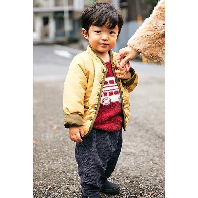 ハグマグ編集部さんのインスタグラム写真 - (ハグマグ編集部Instagram)「【HugMug #SNAP】 . りささん＆希くん・2歳 . アウターのベージュとサロペットのボルドーをキッズとシェア。コーデュロイの素材もリンクさせて冬らしさをアップ。 . ［mama］ Outer：#zara Inner：#marco Salopetto：#freaksstore Earrings	：#sarisremoade Sneakers：#converse . ［kids］ Outer：#studiomini Pants：#韓国子供服 Sneakers：#vans . . 詳しいコーディネートは、プロフィールから「mercidays by HugMug」をCHECK！ . #親子スナップ #hugmug#ハグマグ #親子雑誌 #ママ雑誌#mamacofashionsnap #ママファッション #ママコーデ #ママコーディネート #親子コーデ #おやこーで #リンクコーデ #親子リンクコーデ #大人カジュアル #kidsfashion #キッズコーデ .」3月26日 20時04分 - hugmug_insta