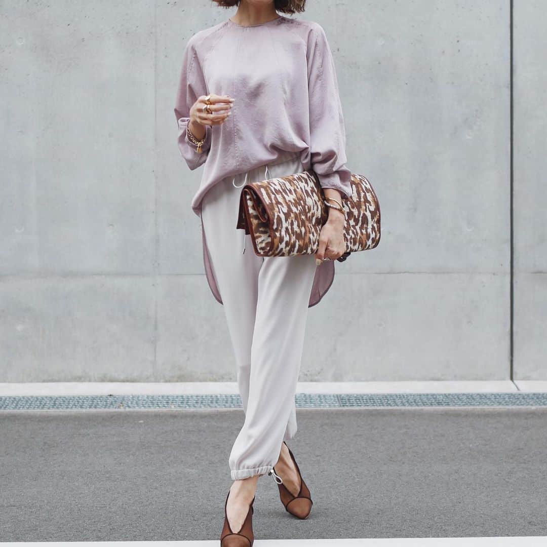 j.chikaさんのインスタグラム写真 - (j.chikaInstagram)「﻿ 🎉﻿ ﻿ 3/26 thu. 20:00〜﻿ ﻿ KU-UM × chika コラボ﻿ "satin blouse"﻿ ﻿ 発売が遅れました lavender pink﻿ 前回人気だった vintage écru﻿ 2色共、予約販売スタートいたしました🎉﻿ ﻿ ﻿ ヴィンテージサテンという生地を使用していますので、表情のある光沢感で品があり、とてもしなやかで柔らか。﻿ 着ていてとても心地良いのです♡﻿ ﻿ 着丈は長めで腰回りをカバーでき﻿ フロントインしても全部インしても👌﻿ お好きなバランスで着ていただけます。﻿ ﻿ ﻿ 背中の細長いリボンが﻿ 動きに合わせてなびくのがお気に入りです♡﻿ ﻿ ﻿ @kuumfashion プロフィール欄から﻿ 是非チェックしてくださいね♡﻿ ﻿ ﻿ よろしくお願いします。﻿ ﻿ ﻿ #kuum#クウム#サテンブラウス﻿ #ニュアンスカラー#春コーデ﻿」3月26日 20時07分 - chikako.hongo