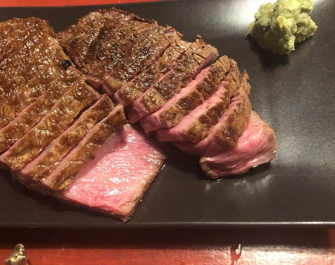 おごせ綾さんのインスタグラム写真 - (おごせ綾Instagram)「#肉山#赤身肉#人気店#肉#にく#牛#ハラミ#シンシン#ソーセージ#豚バラ#万代#美味しい#通いたくなるお店#飯テロ#高級#ふーどすたぐらむ #foodstagram #gourmet#yummymummies#yummy#gourmet#delicious #グルメ#グルメ好きな人と繋がりたい #ごはん #めしすたぐらむ #foodphotography #foodporn #foodie  東京では中々予約の取れない人気店肉山さんの新潟店にようやく食べに行けましたー✨ 予約キャンセルに運良く滑り込む事ができて本当にラッキー！  今までお肉といえば脂身でしょって感じでしたが赤身肉の美味しさに目覚めました＾＾」3月26日 20時11分 - ogose0123