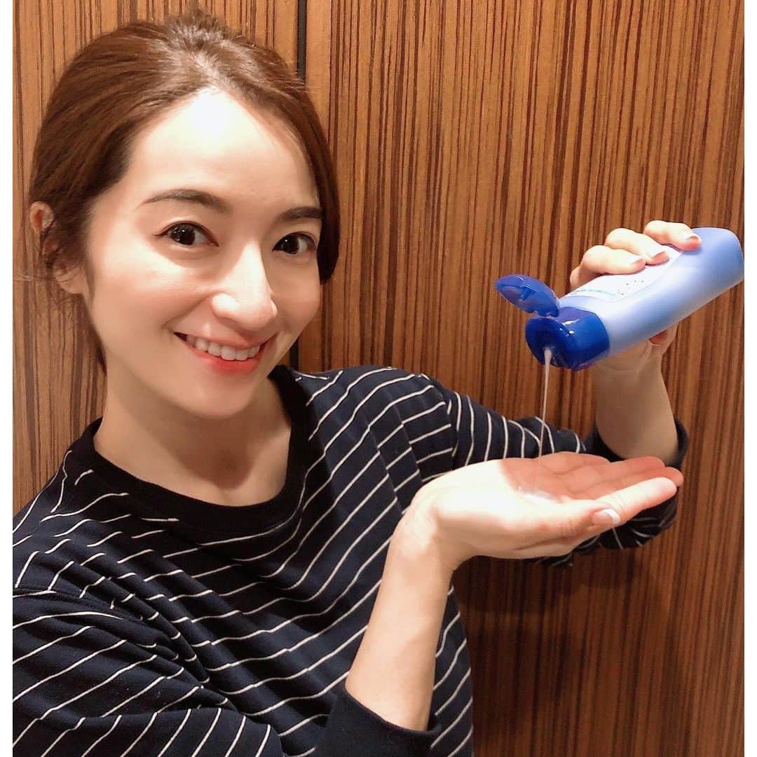 Mayuko Watanabe 渡辺真由子さんのインスタグラム写真 - (Mayuko Watanabe 渡辺真由子Instagram)「ニベア花王さまから頂き、昨年10月に新しく発売された洗顔料『ニベア ミルキークリア洗顔料 ディープクリア』を使ってみました😊✨ ・ とろーりとしたミルキー状の洗顔料♫ さっと泡立ってこんなにふわふわなキメの細かい吸着泡になります☺️💕（2枚目、3枚目の動画） うるおいは保ちながら、気になる毛穴汚れや余分な皮脂をすっきりオフしてくれるのが嬉しいところ😃♫ 実際使ってみると、少量で泡立って乾燥気味の頬もつっぱらず、鼻の部分がすっきりしました😍♡ 詰め替え用もあってお財布にも嬉しいのでぜひ使ってみて下さい〜╰(*´︶`*)╯♡ #ニベア#吸着洗顔#ミルキークリア#毛穴#PR#美容好き#洗顔料#ママ#mama#子育て中#美肌になりたい#コスメコンシェルジュ#第二子妊娠中#マタニティ#マタニティライフ」3月26日 20時12分 - watanabe_mayuko