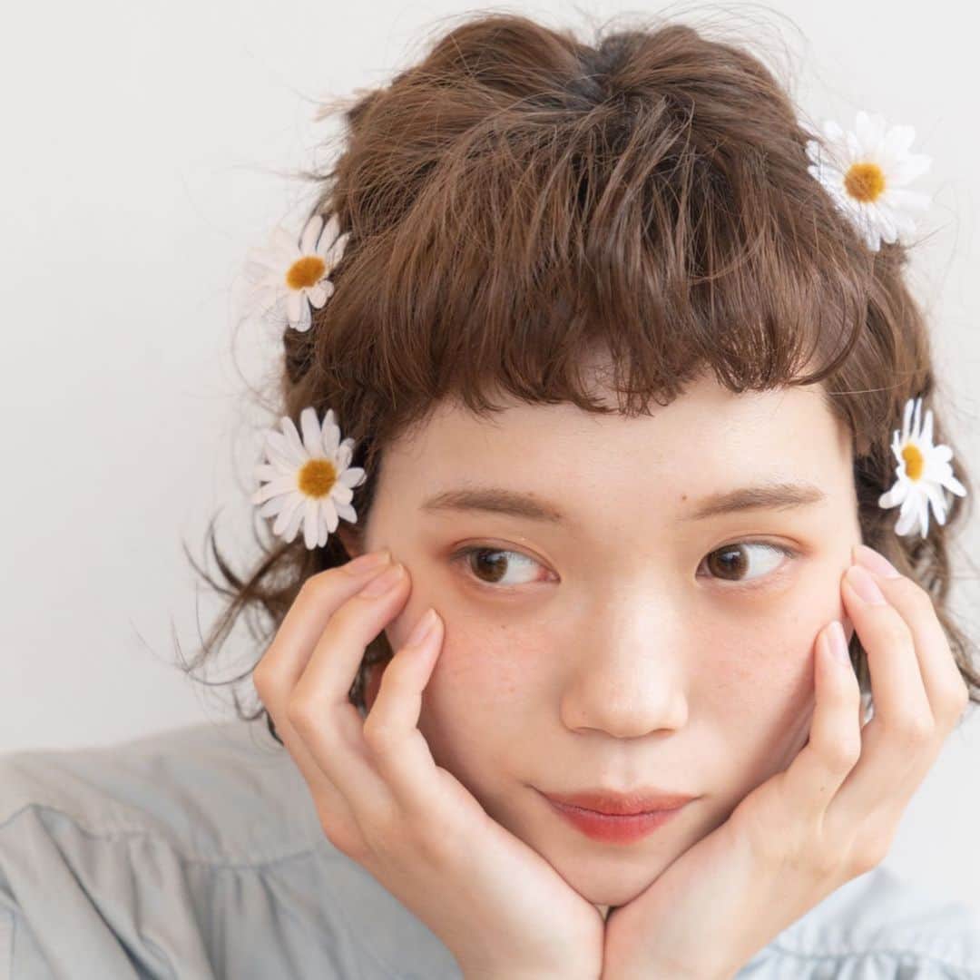 waco⭐️CHACOのインスタグラム：「マーガレットのヘアセット🌼  短い髪でも少しだけ束を作って差し込めばとってもかわいいヘアスタイルに❣️ ロングなら三つ編みにザクザクさしても可愛いです。  model @_mura_hama  hair @eight_hair  photo eicou flower @wacochaco」