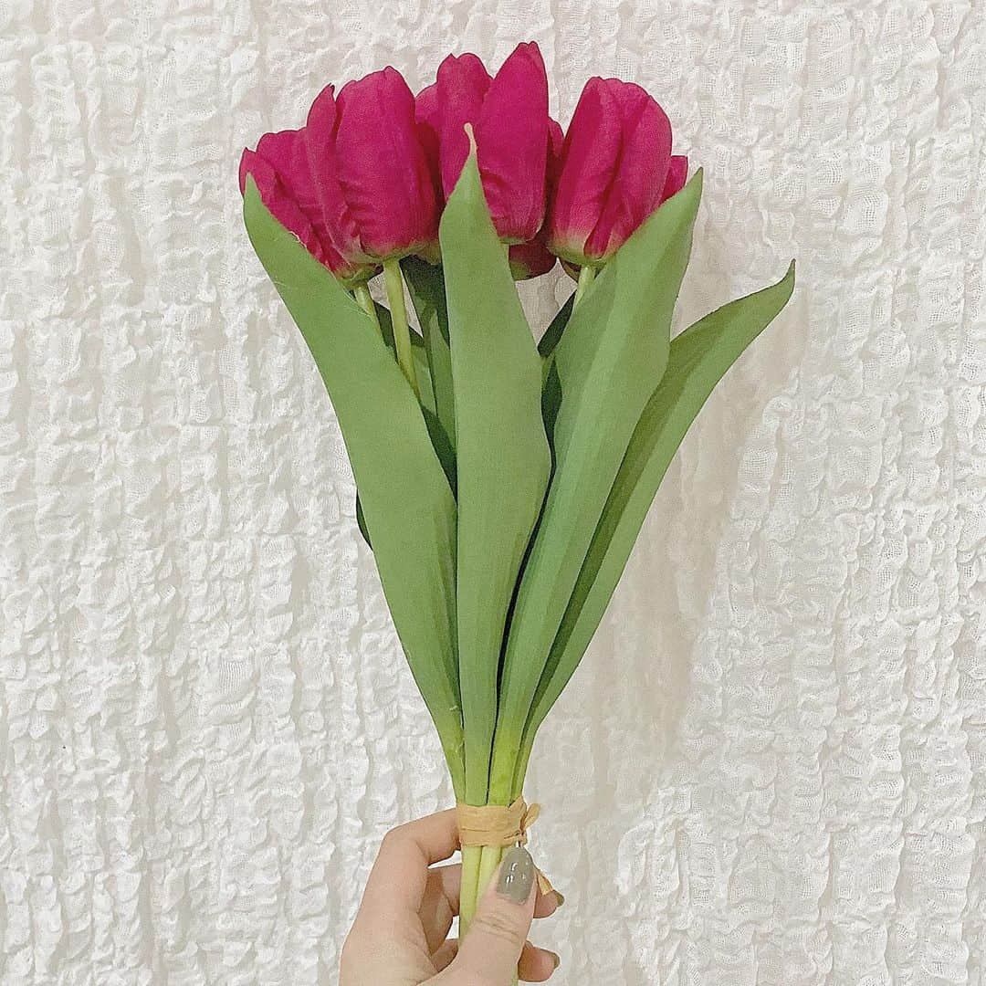 やまももさんのインスタグラム写真 - (やまももInstagram)「🌷﻿ ﻿ ﻿ ﻿ 少し前に #Francfranc で﻿ 購入したチューリップの造花\❤︎/﻿ ﻿ ﻿ おしゃん〜〜かわいい〜〜〜🌷﻿ ﻿ ﻿ パッと見造花に見えなくて、お部屋を可愛く見せてくれるおすすめアイテム‪‪じゃーーーい！！！！﻿ ﻿ ﻿ #一人暮らし部屋 #造花 #チューリップ #部屋 #インテリア #雑貨 #🌷 #オシャレぶる #女子力アイテム #男もイチコロ #知らんけど」3月26日 20時13分 - yamamomoda4