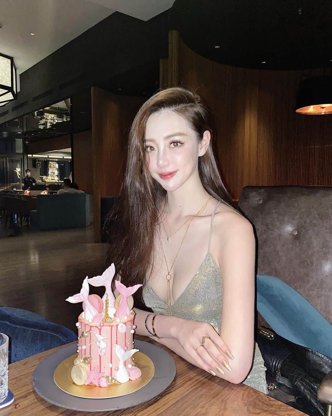 kailynne Zhangのインスタグラム：「今年生日願望只許疫情盡快好轉 let the world truly be a better place. 希望身心正在受苦難的人早日康復撫平傷痛 動盪不安的世界能少點紛擾 願我們與身邊的人都健健康康平平安安 就是最好的生日禮物❤️」