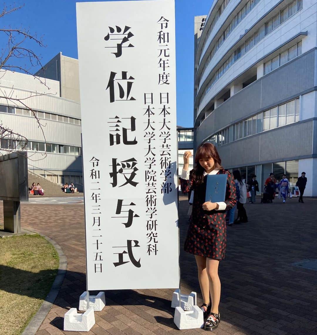 のインスタグラム：「大学を卒業しました🦏㊗️ 4年間支えてくれた家族 マネージャー、お世話になった教授、個性的で魅力溢れる友人たちに本当に感謝です🏊‍♂️ わたしの大学生活は エヴリデイ放課後ティータイムでした☕️ 授業の合間に、友だちとお互いマグカップを持ち寄ってず〜っとお茶してました もうできないと思うとすこし寂しい  新しい生活を始めるにはすごく大変な時期だけども みんなそれぞれいい未来がまってますよ〜〜に！  これからも！ こんな🦏の応援を よろしくお願いいたします。 ᯒᯎ″。」
